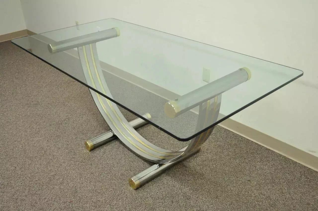 Laiton Table de salle à manger de style Romeo Rega mi-siècle moderne en laiton chromé et verre en vente
