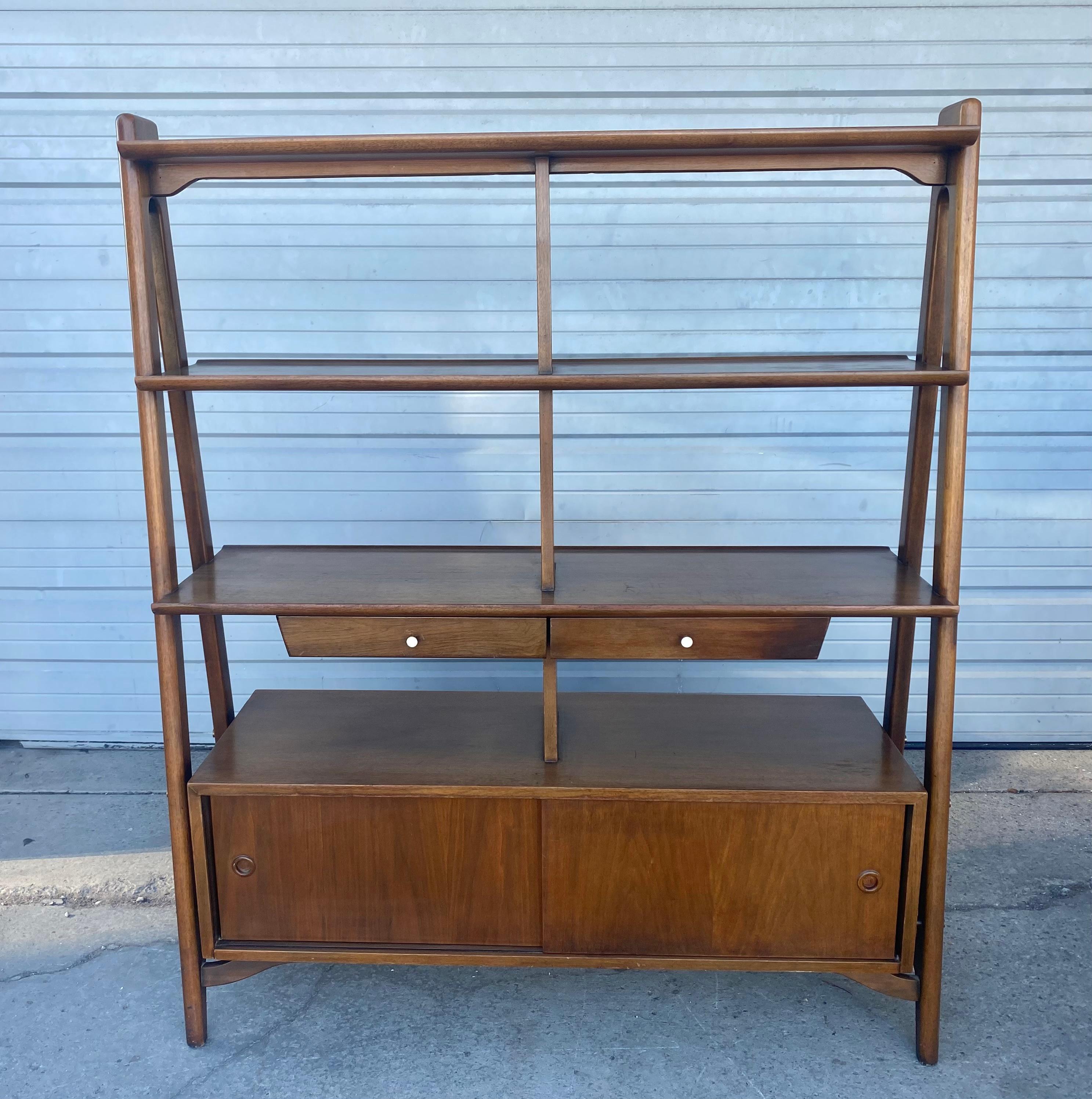 Outstanding and rare American of Martinsville Dania line room divider in walnut. These are barely seen throughout the internet and this one is in amazing original condition, great for any collector of Dania / Martinsville or even just American