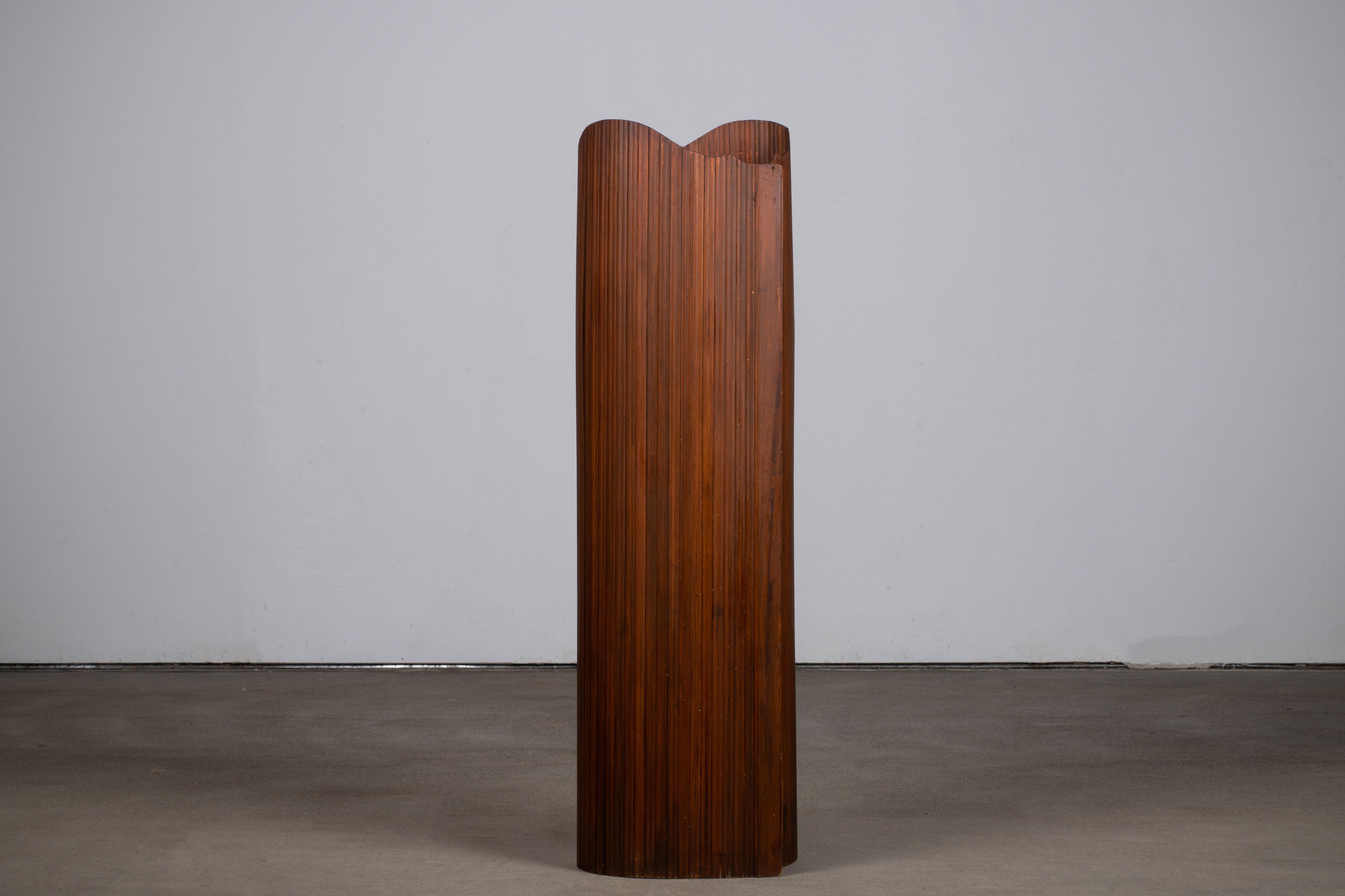 Baumann inspired wave screen made up of articulated varnished wooden slats.
It rolls up on itself to form a roll and is easier to store.

The Baumann factory (1901-2003) is a renowned factory of bentwood furniture and chairs,
Based in