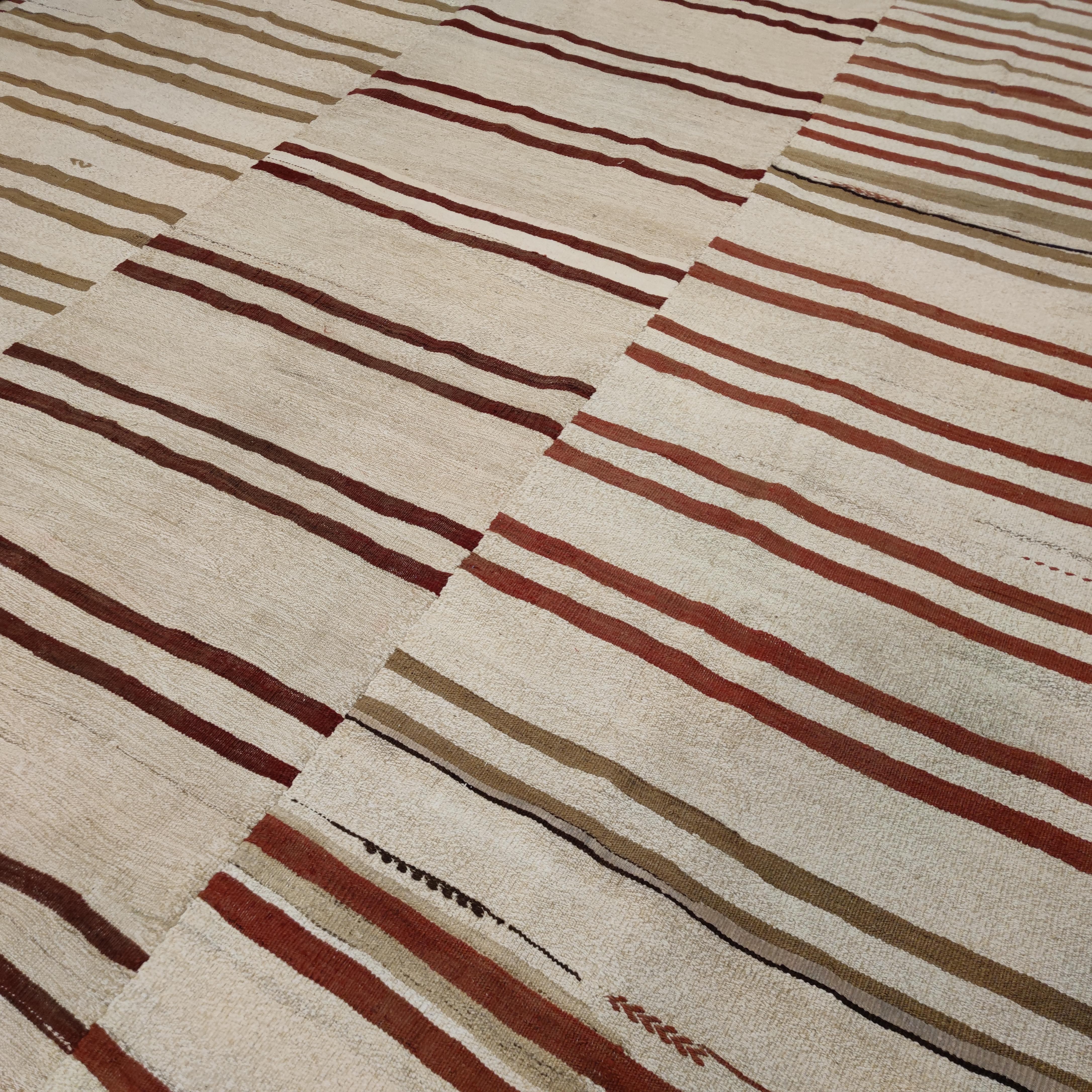 A stunning vintage Turkish wool flat-weave, composed of four panels, each composed of a succession of parallel horizontal stripes arranged in pairs. These stripes are sometimes in the same colour, but often show spontaneous variations in the choice