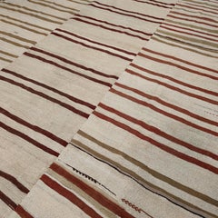 Quadratischer Anatolischer Kelim mit polychromen Streifen, Mid-Century Modern