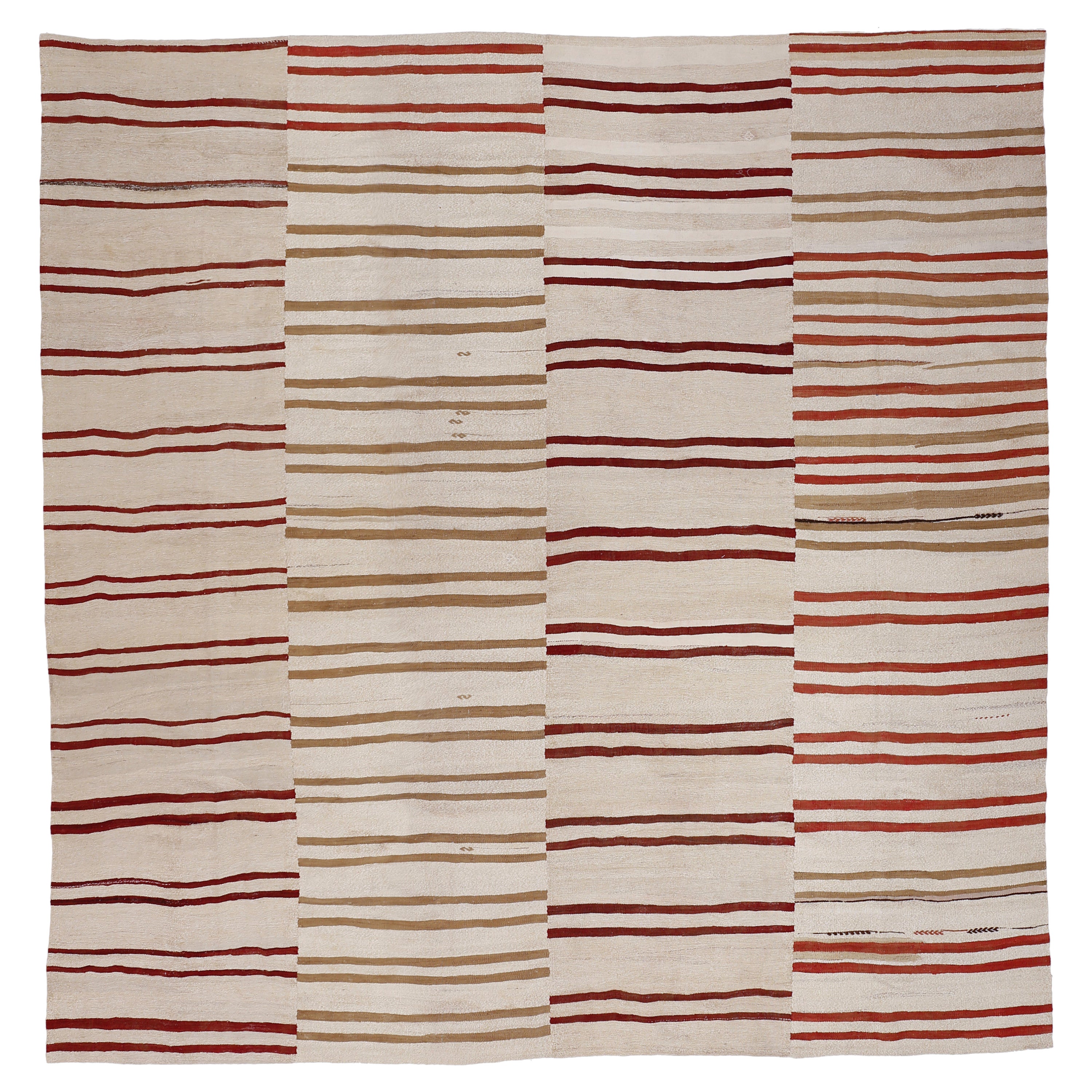 Kilim anatolico quadrato a strisce policrome del Mid Century Modern Room Size in vendita