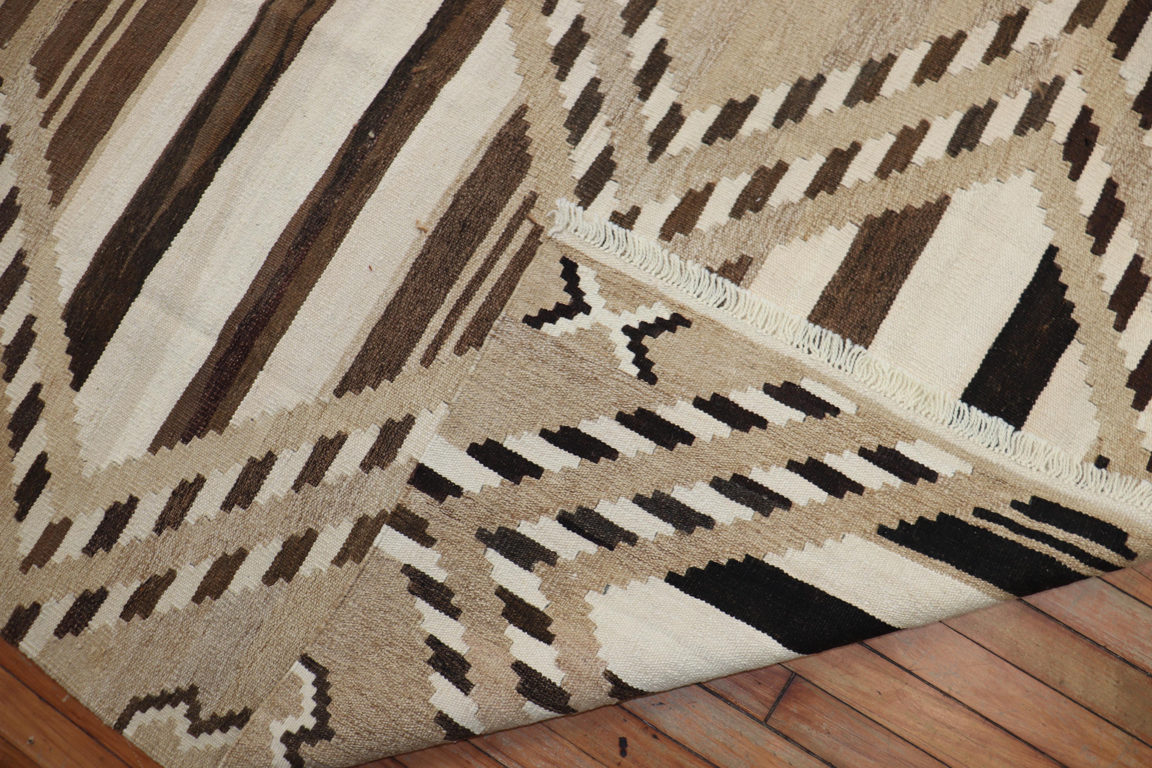 Kilim turco de mediados de siglo para habitaciones modernas Moderno de mediados de siglo en venta
