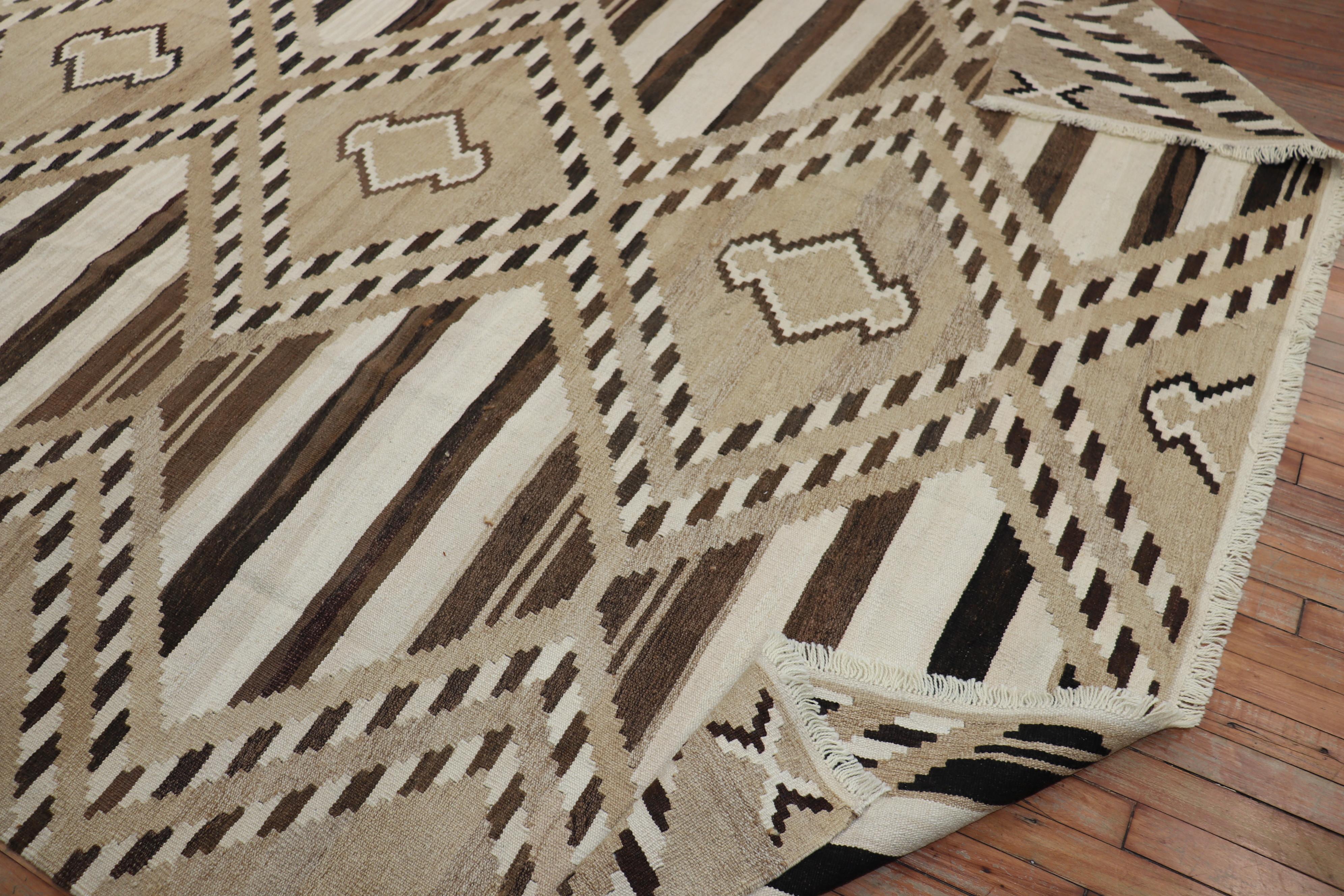 Kilim turco de mediados de siglo para habitaciones modernas Anudado a mano en venta