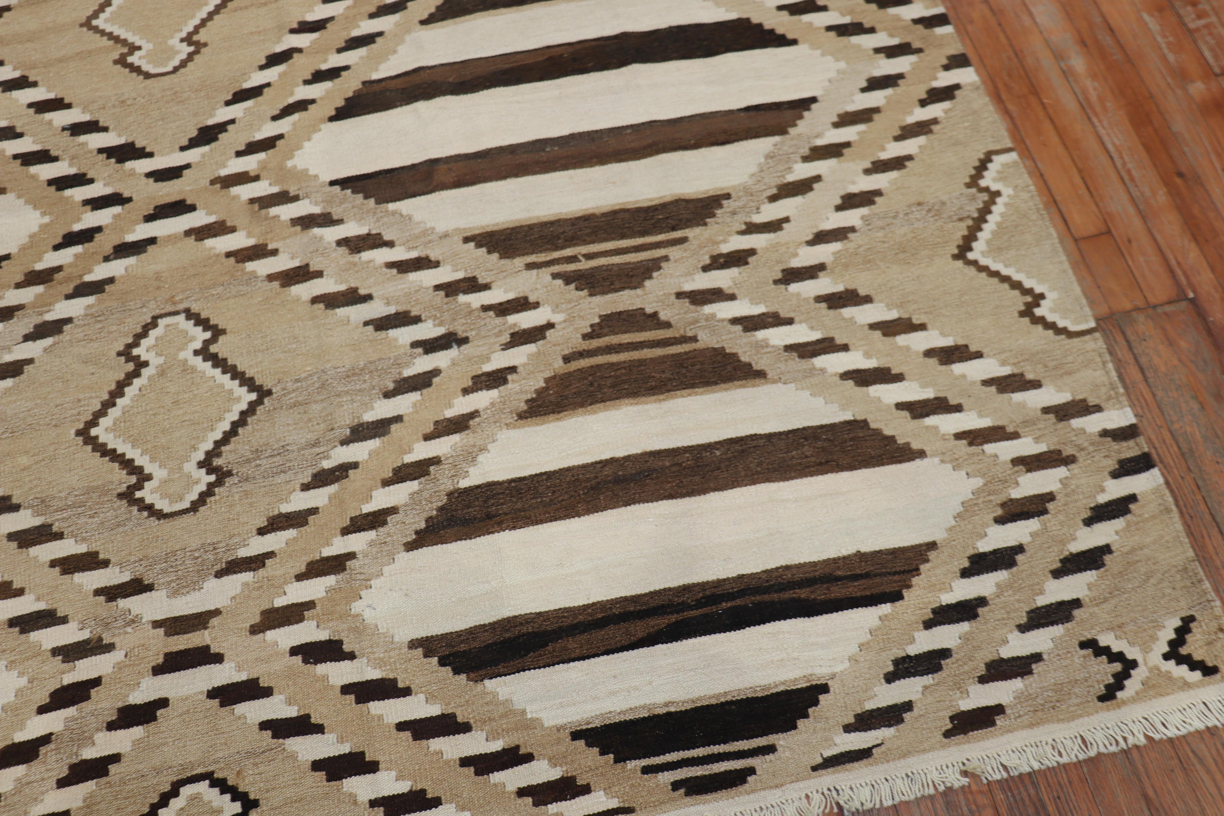 Kilim turco de mediados de siglo para habitaciones modernas Lana en venta