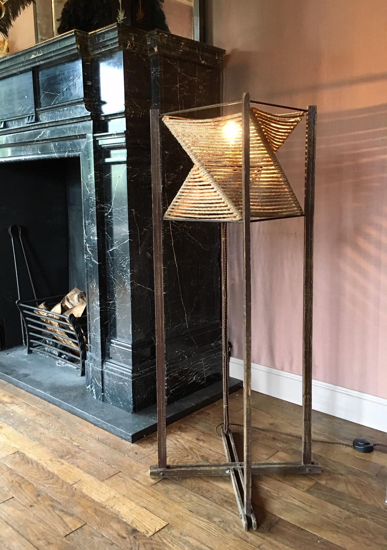 Mid-Century Modern style rope floor lamp, probably made in the 1970s. Made from wood and rope around an iron frame. Original electricity cord and switch. Measures: 110 cm in height and 33 cm in width and depth.