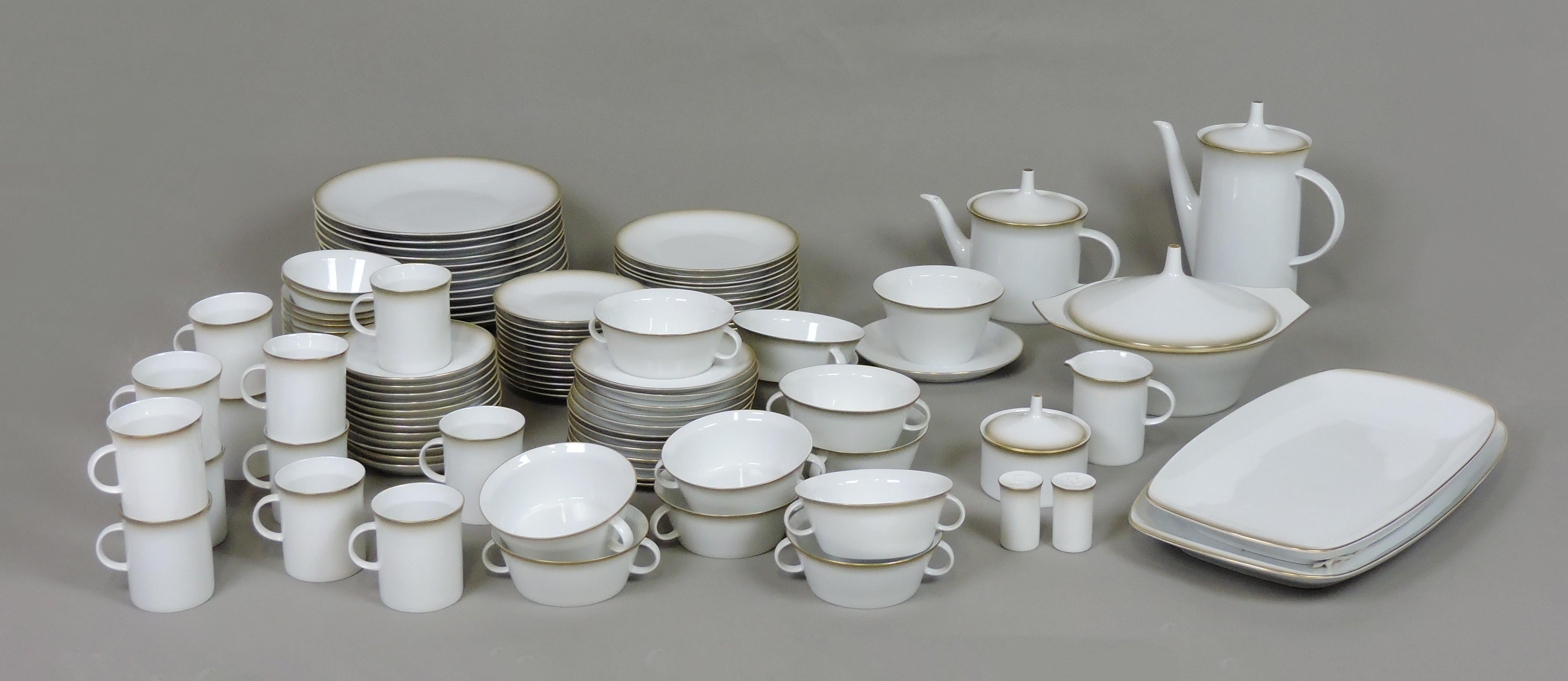 Supremely elegantes Porzellan-Esstellerset „Berlin“ für zwölf Personen, entworfen 1956/57 vom geschätzten Schweizer Designer Hans Theo Baumann und hergestellt in Deutschland von Rosenthal. Dieses Set ist mit einer goldenen Verzierung versehen und