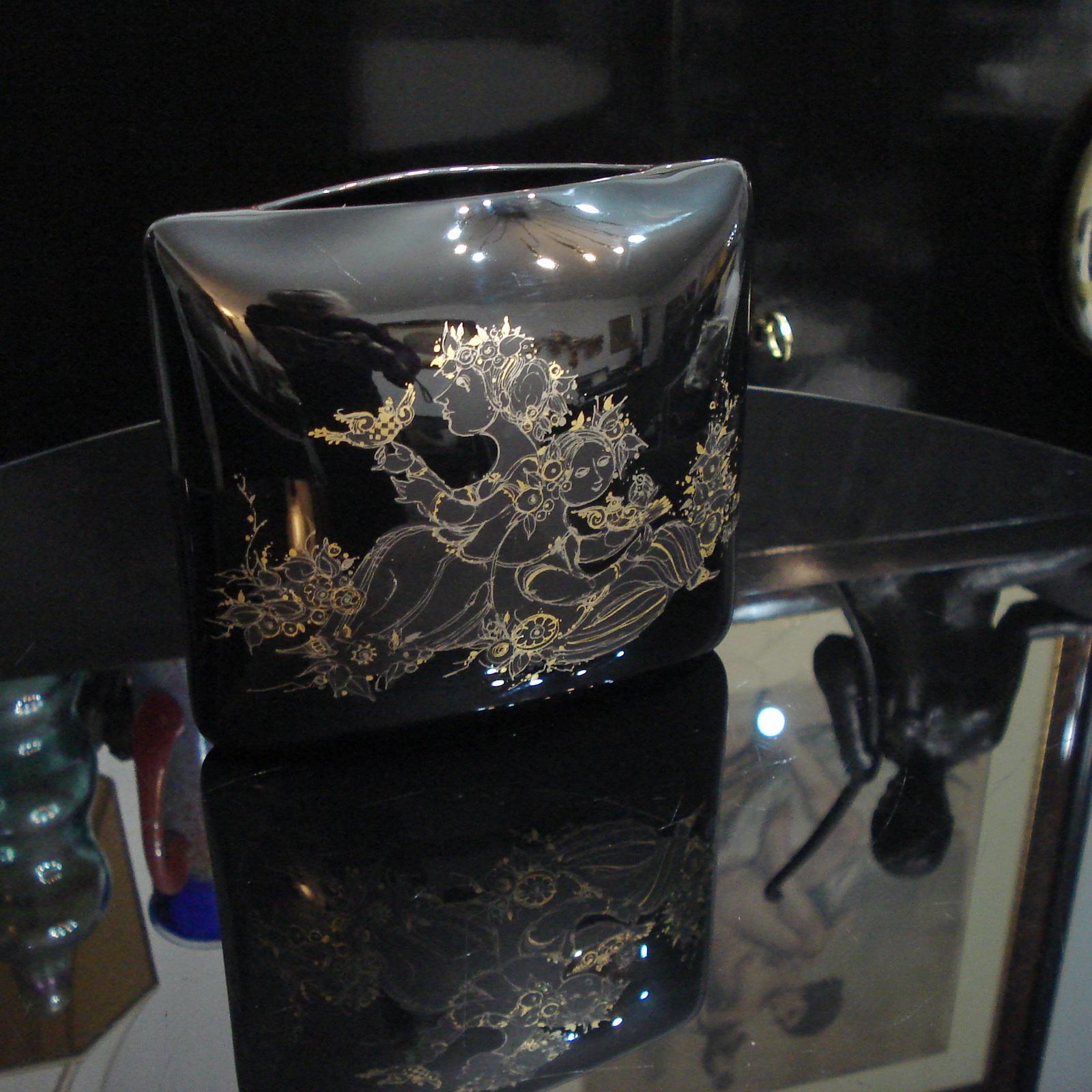 Wunderschönes schwarzes Porzellan, reich verziert mit goldener Handmalerei, entworfen von Björn Wiinblad für Rosenthal, ca. 1970er Jahre.
Die kissenförmige Vase ist der Blickfang in Ihrem Interieur.
Ausgezeichneter Zustand.
Abmessungen: 16,5 x