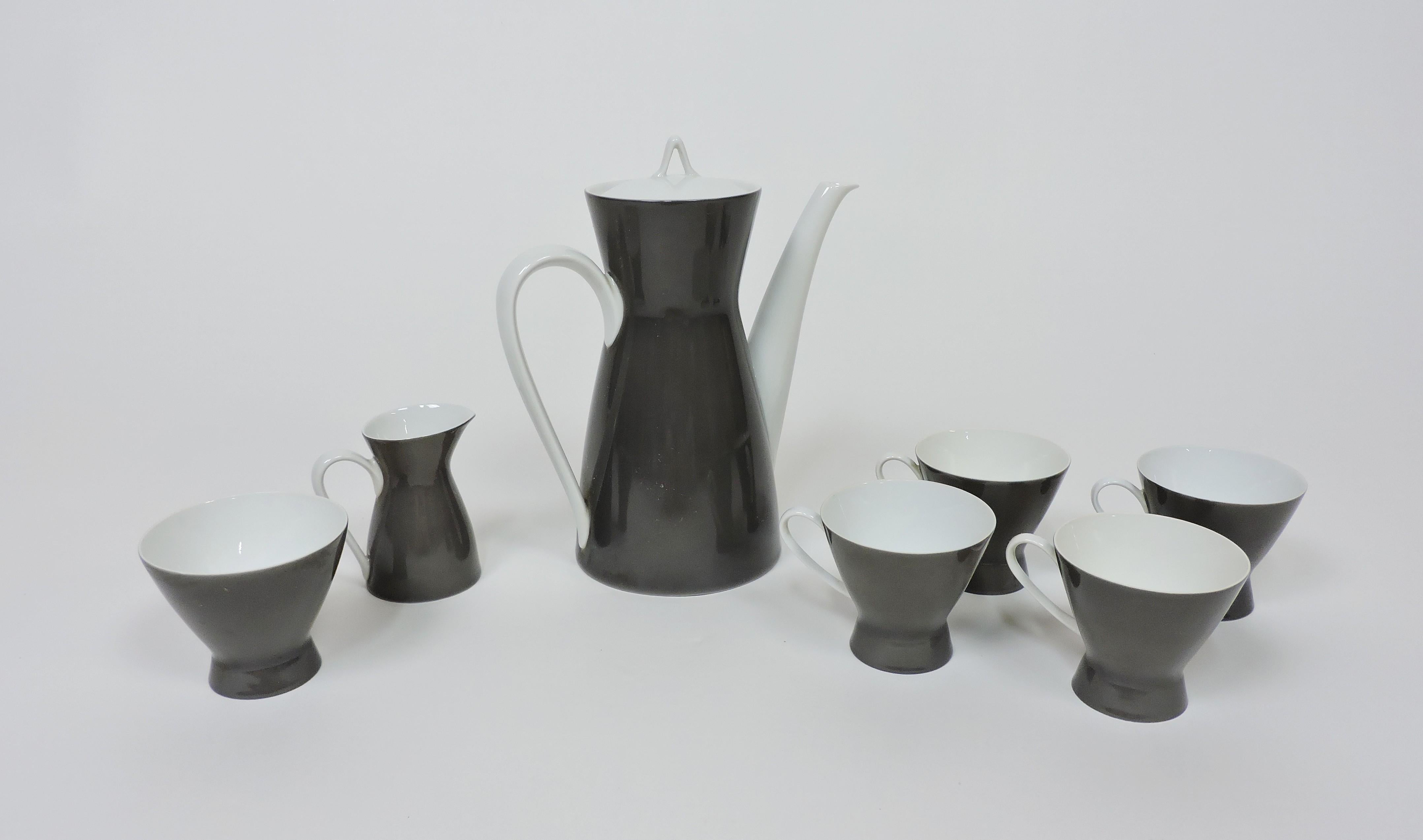 Elegantissimo set da caffè in porcellana Form 2000, disegnato nel 1954 da Raymond Loewy e Richard Latham e prodotto in Germania da Rosenthal. Questo bellissimo set comprende una caffettiera, una zuccheriera, una lattiera e quattro
tazze. Mette in