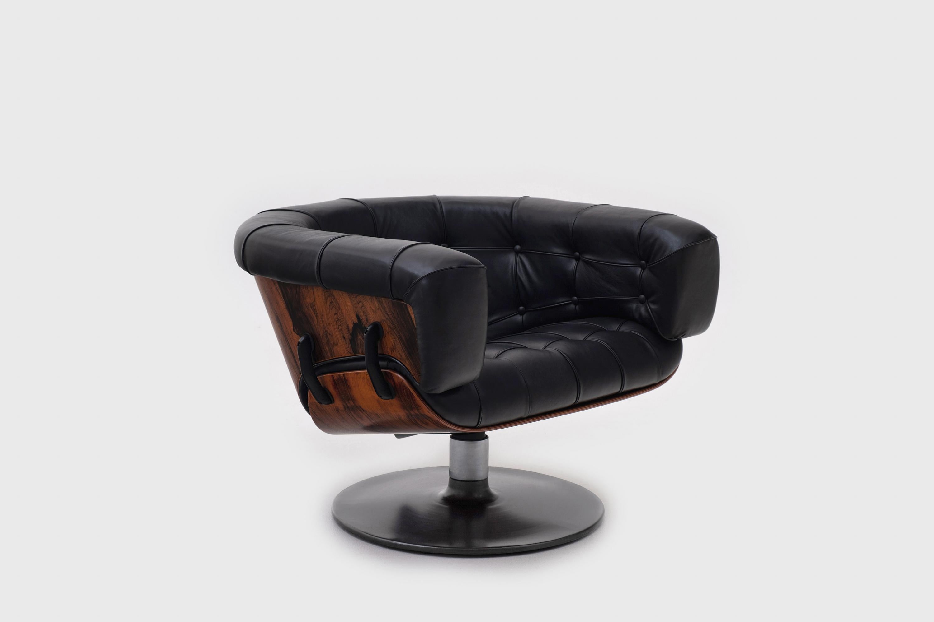 Stunning lounge chair by Martin Grierson for Arflex, Italy, circa 1960. Beautiful curved Rosewood shells and smooth leather upholstery. The shells are hold together by strong cast aluminium joints, round swivel base out of anthracite lacquered