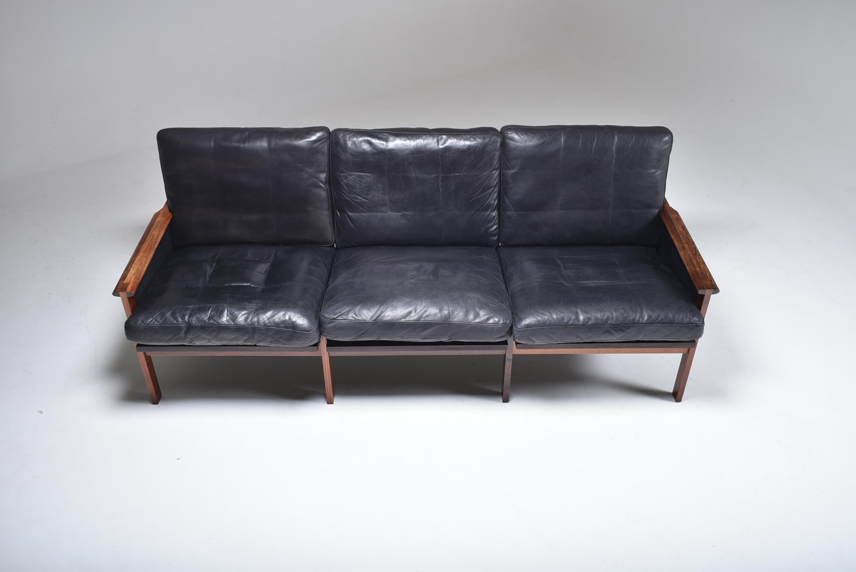 Mid-Century Modern Rosewood and Black Leather Sofa, Illum Wikkelso, Denmark 9