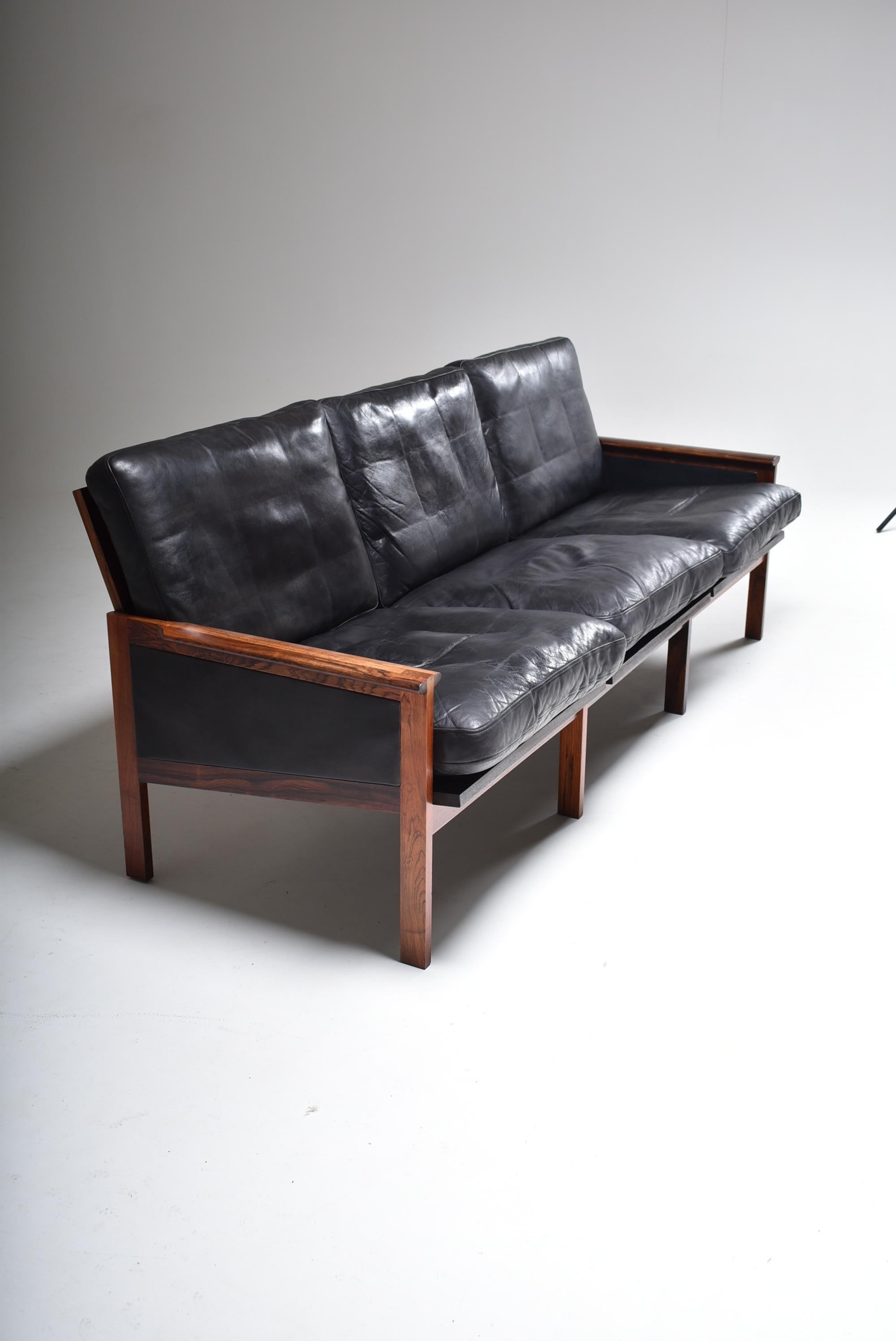 Mid-Century Modern Rosewood and Black Leather Sofa, Illum Wikkelso, Denmark In Good Condition In Le Grand-Saconnex, CH