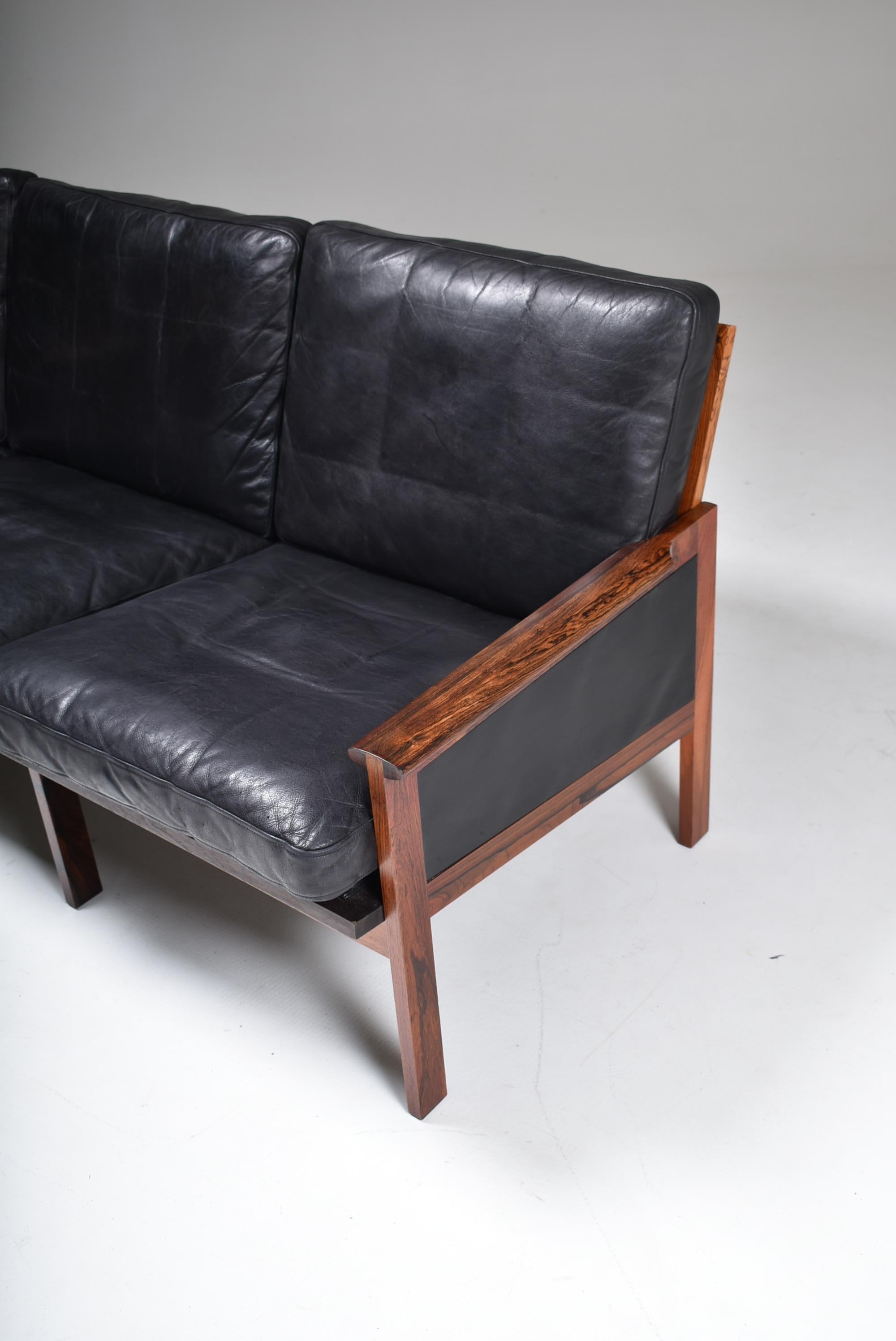 Mid-Century Modern Rosewood and Black Leather Sofa, Illum Wikkelso, Denmark 2