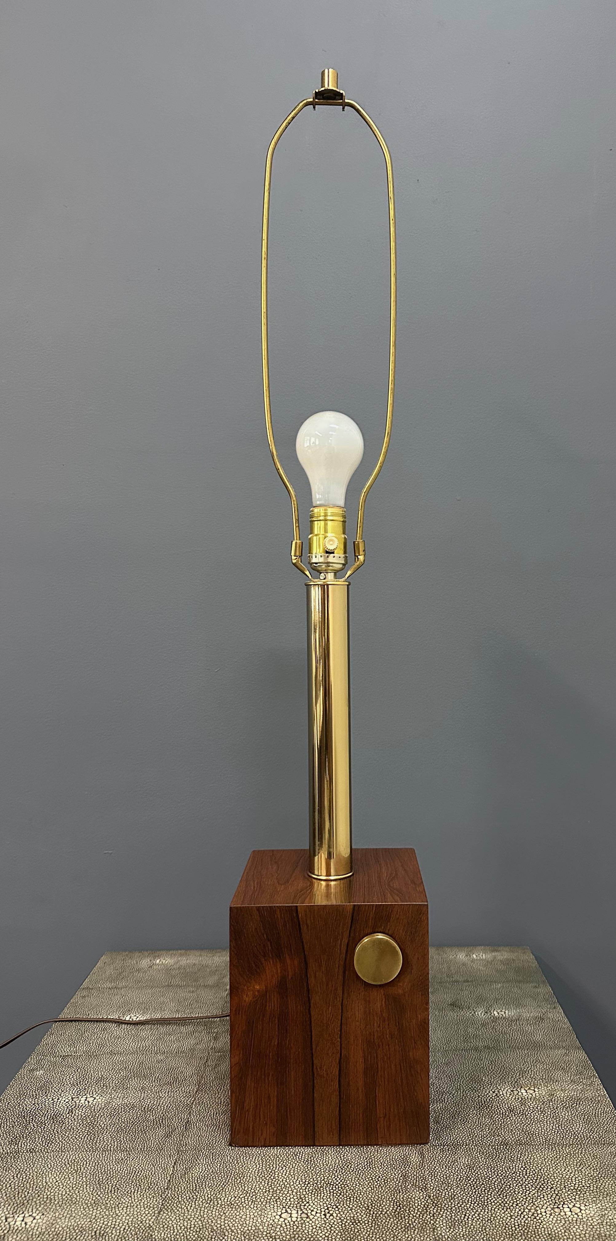 Una straordinaria lampada da tavolo moderna di metà secolo, con una base a cubo in palissandro massiccio accentuata da uno stelo cilindrico in ottone lucido e una manopola di controllo in ottone. I toni caldi del palissandro contrastano