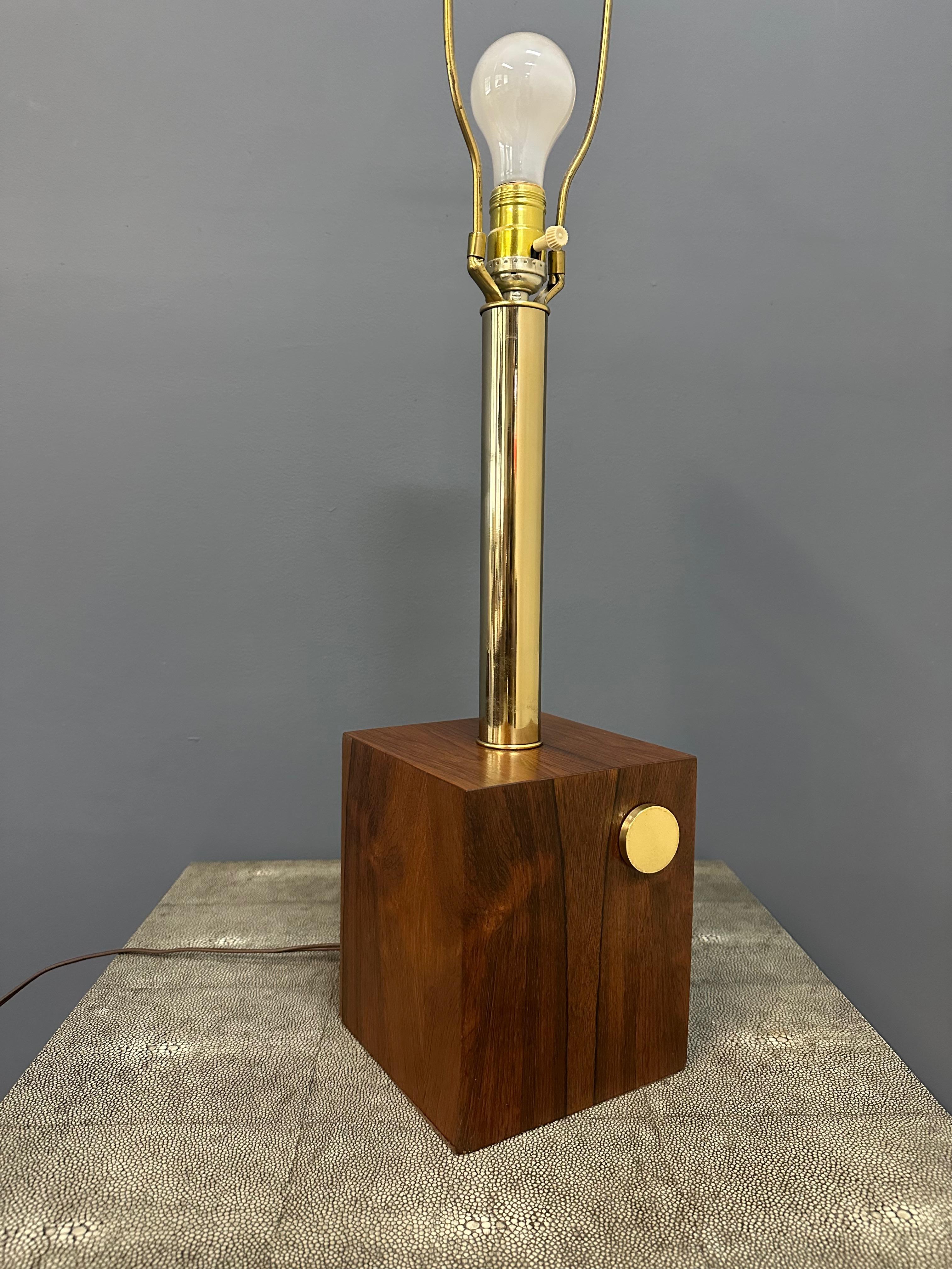 Mid-Century moderno Lampada da tavolo moderna di metà secolo in palissandro e ottone, anni '60 in vendita