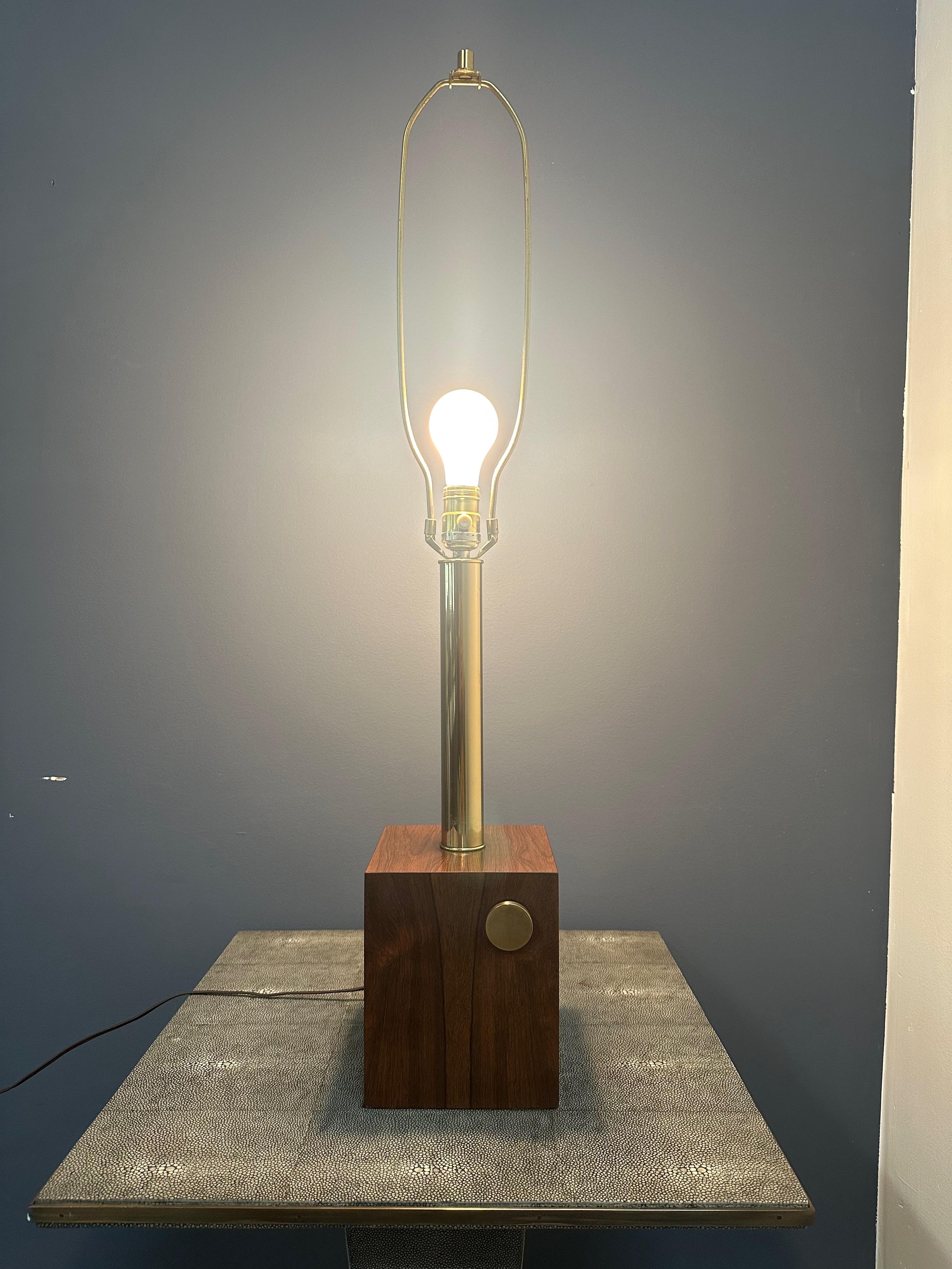 Nordamericano Lampada da tavolo moderna di metà secolo in palissandro e ottone, anni '60 in vendita
