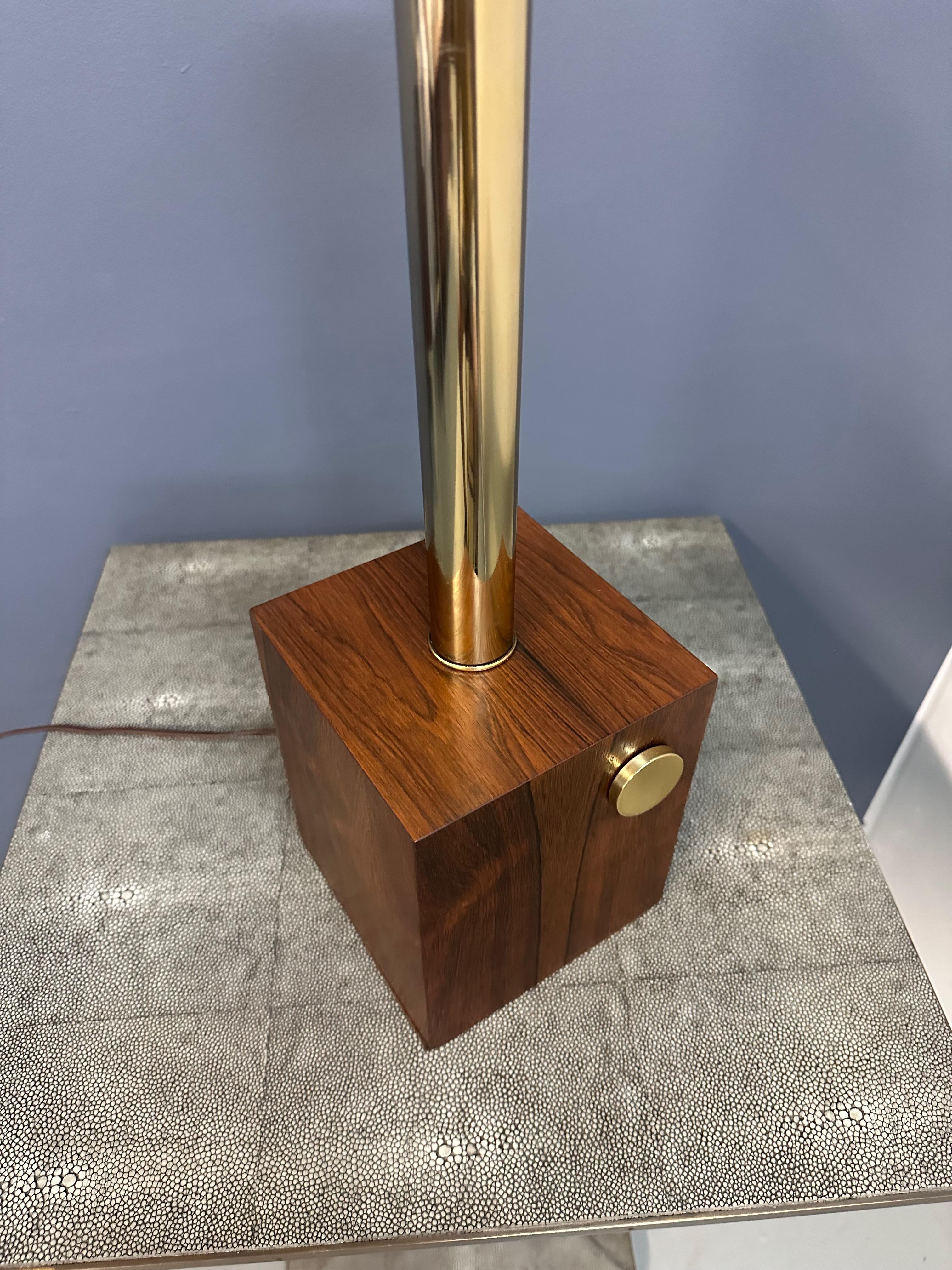 Lampada da tavolo moderna di metà secolo in palissandro e ottone, anni '60 In condizioni buone in vendita a Philadelphia, PA