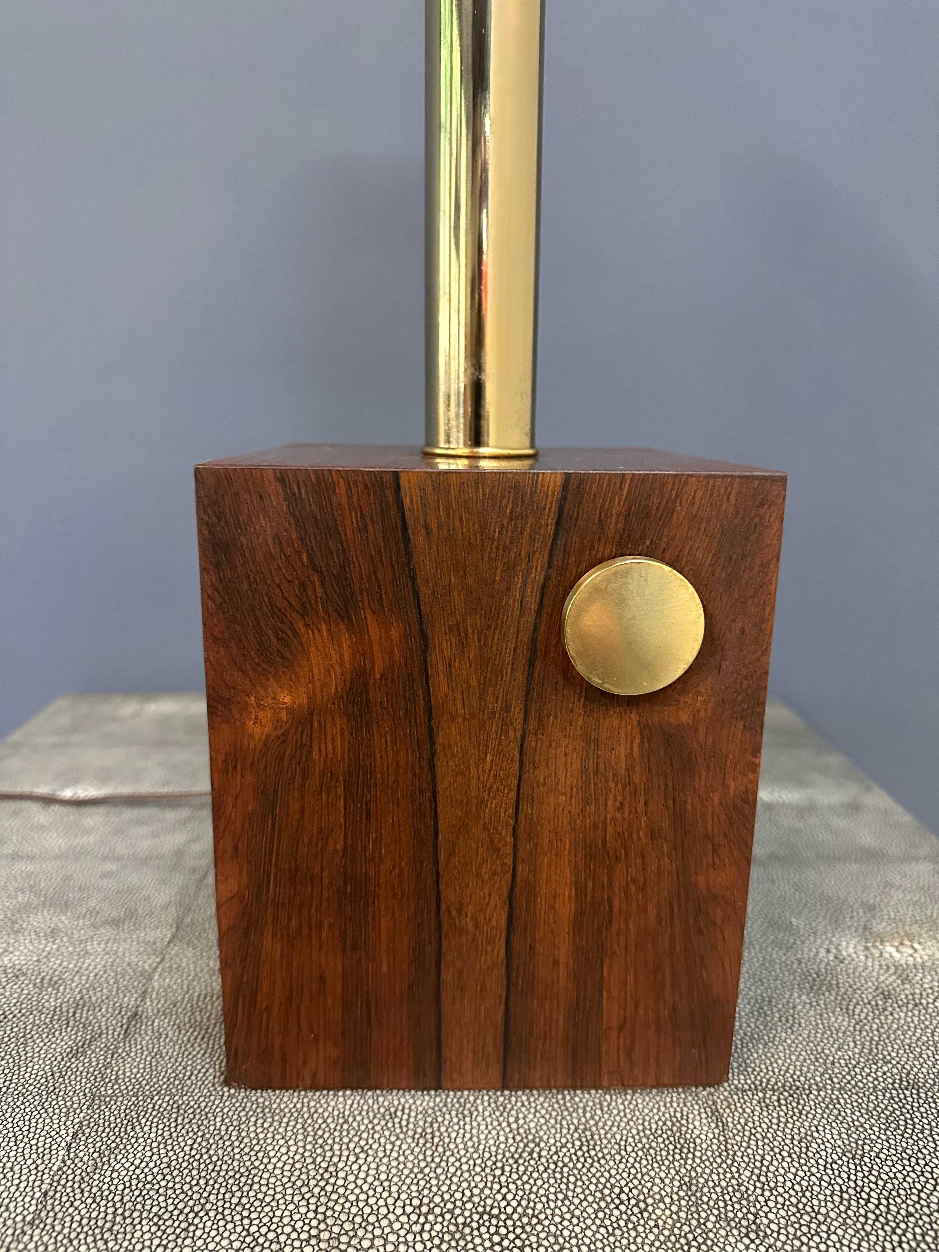 Palissandro Lampada da tavolo moderna di metà secolo in palissandro e ottone, anni '60 in vendita