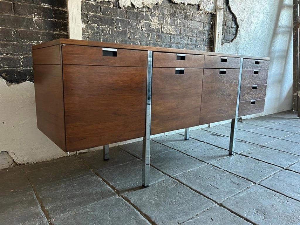Aparador moderno de mediados de siglo de palisandro y cromo de Roger Sprunger Dunbar Acero en venta