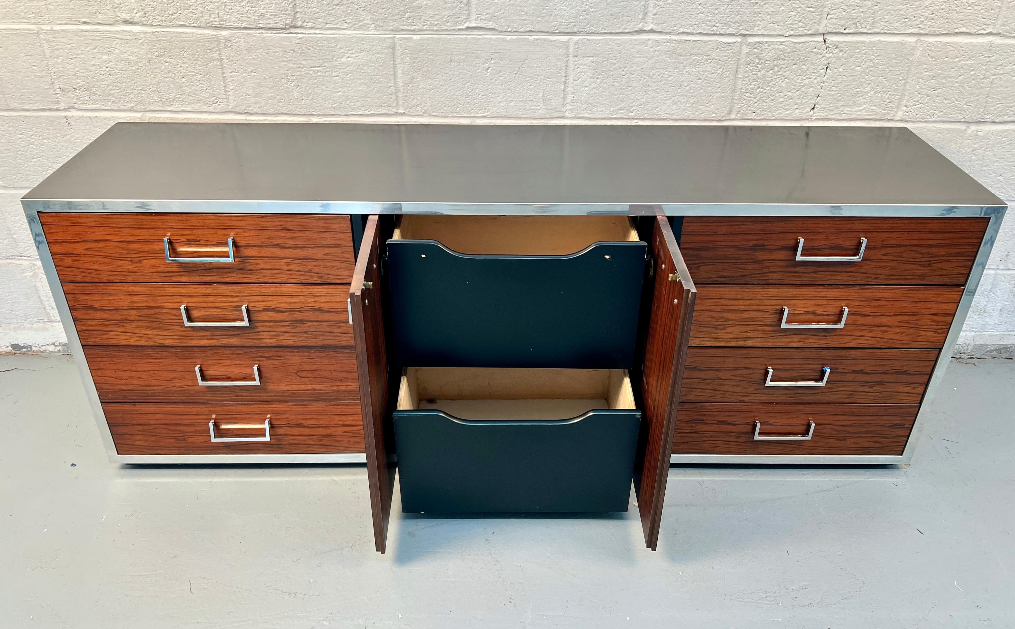 Comò moderno di metà secolo in palissandro e cromo in vendita 4