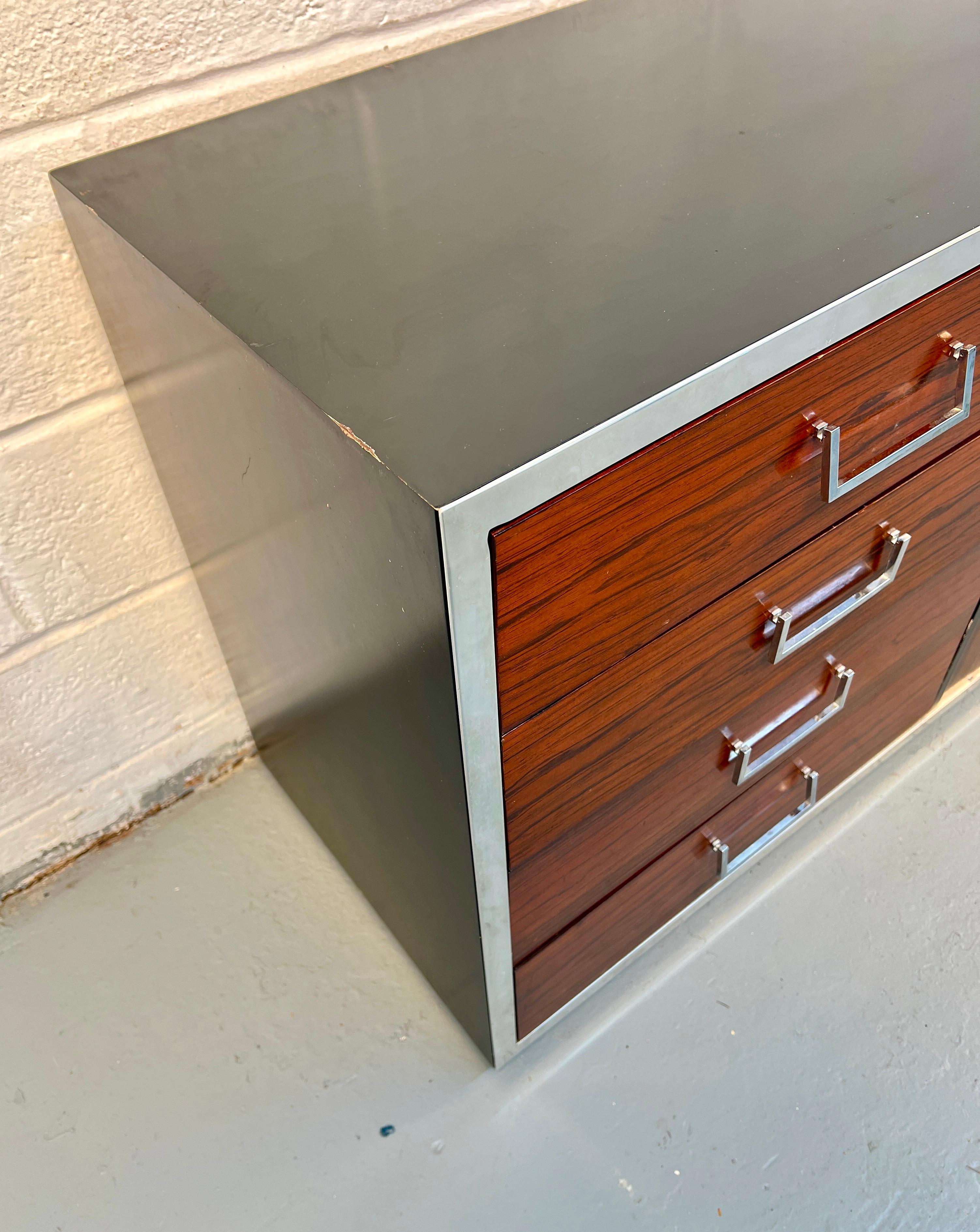 Comò moderno di metà secolo in palissandro e cromo in vendita 5