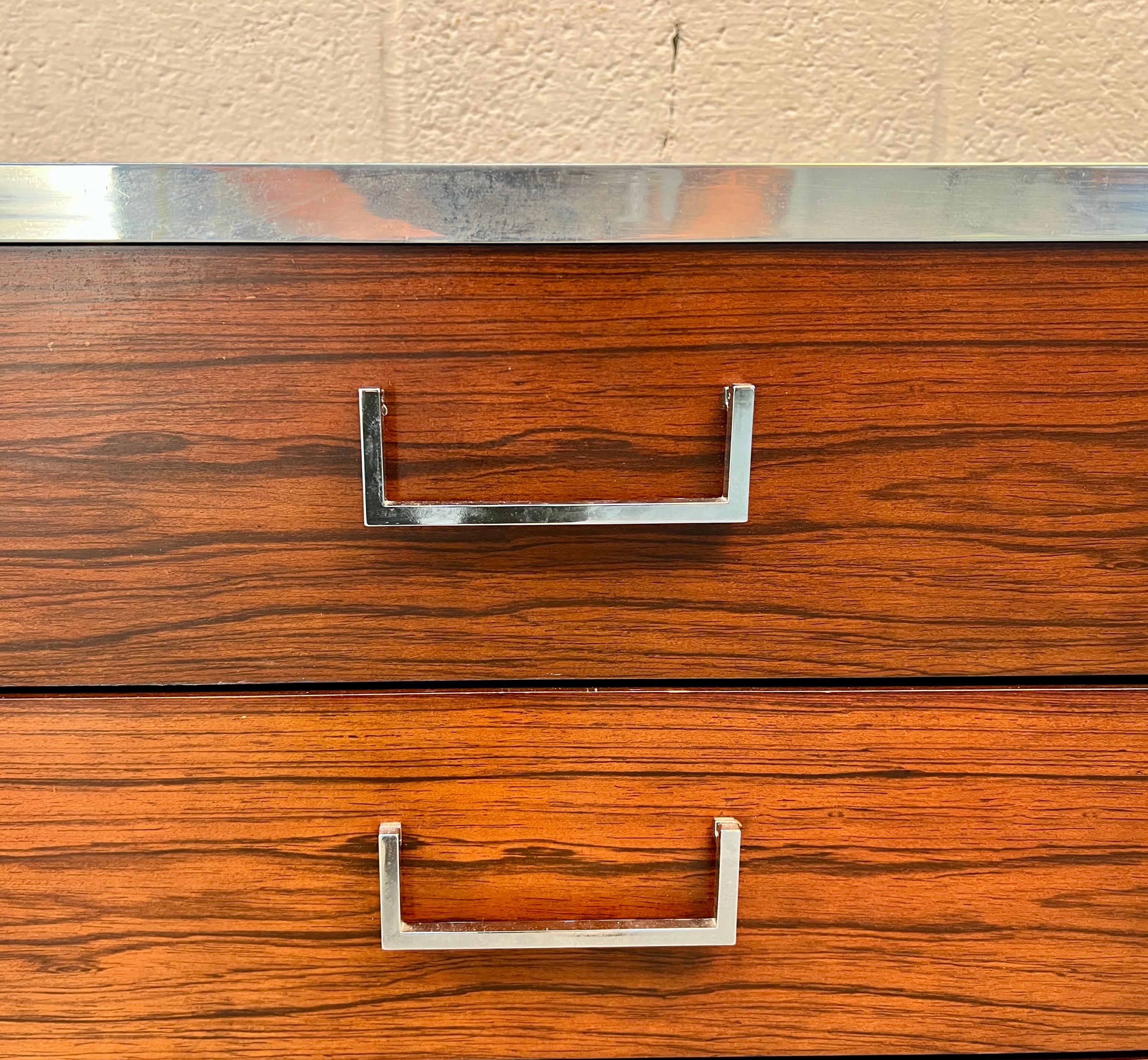 Comò moderno di metà secolo in palissandro e cromo in vendita 6