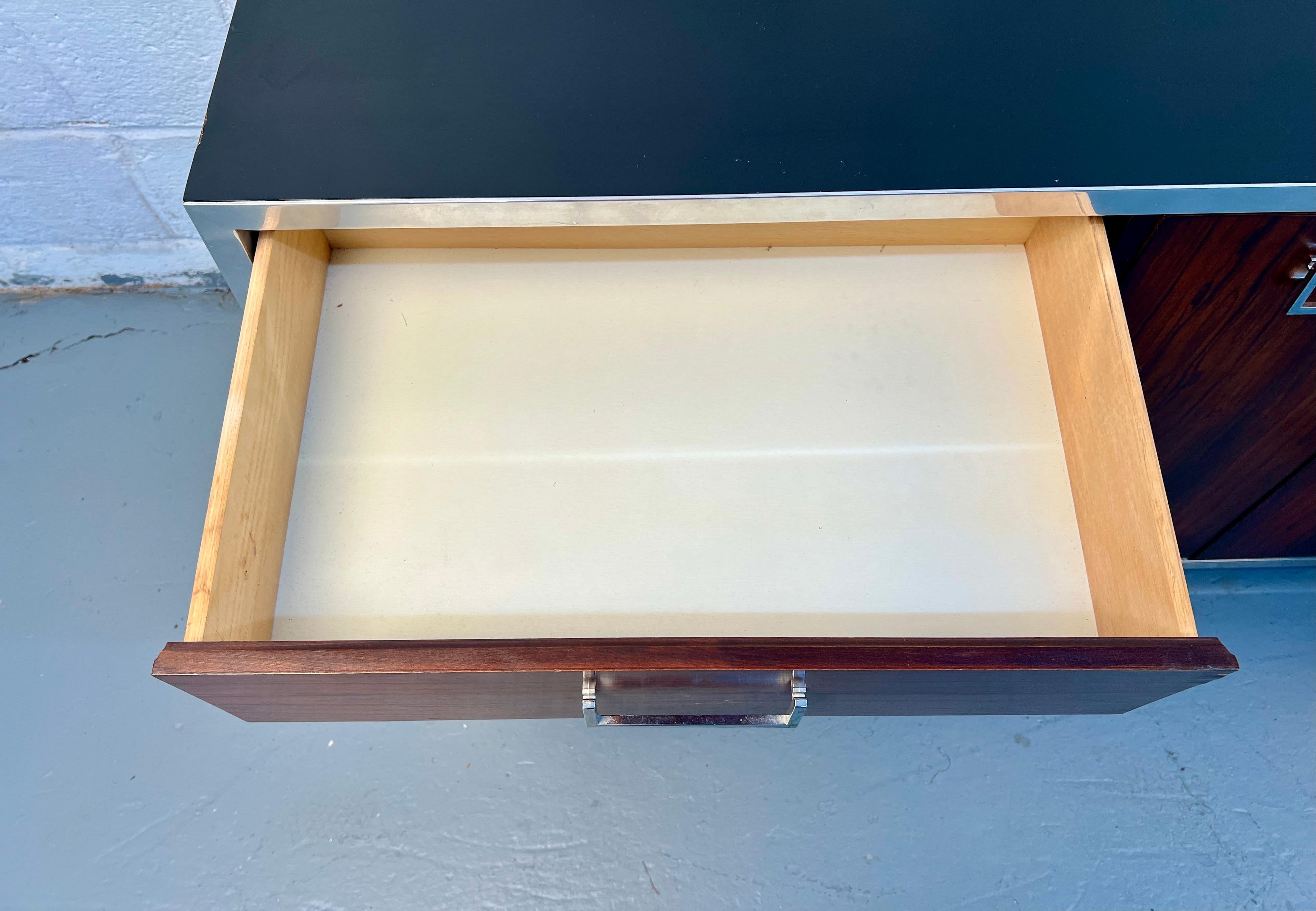 Comò moderno di metà secolo in palissandro e cromo in vendita 7