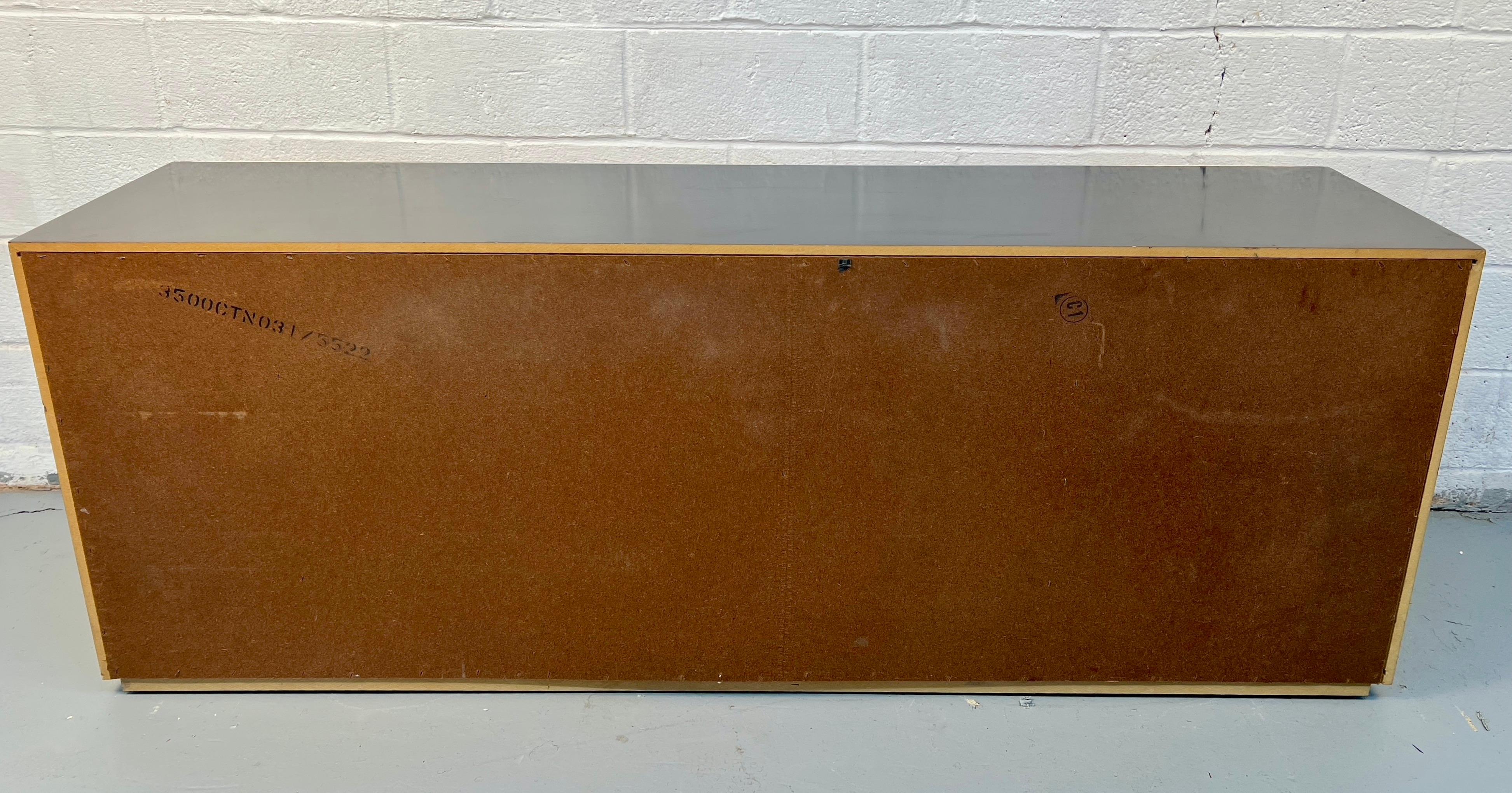 Comò moderno di metà secolo in palissandro e cromo in vendita 9