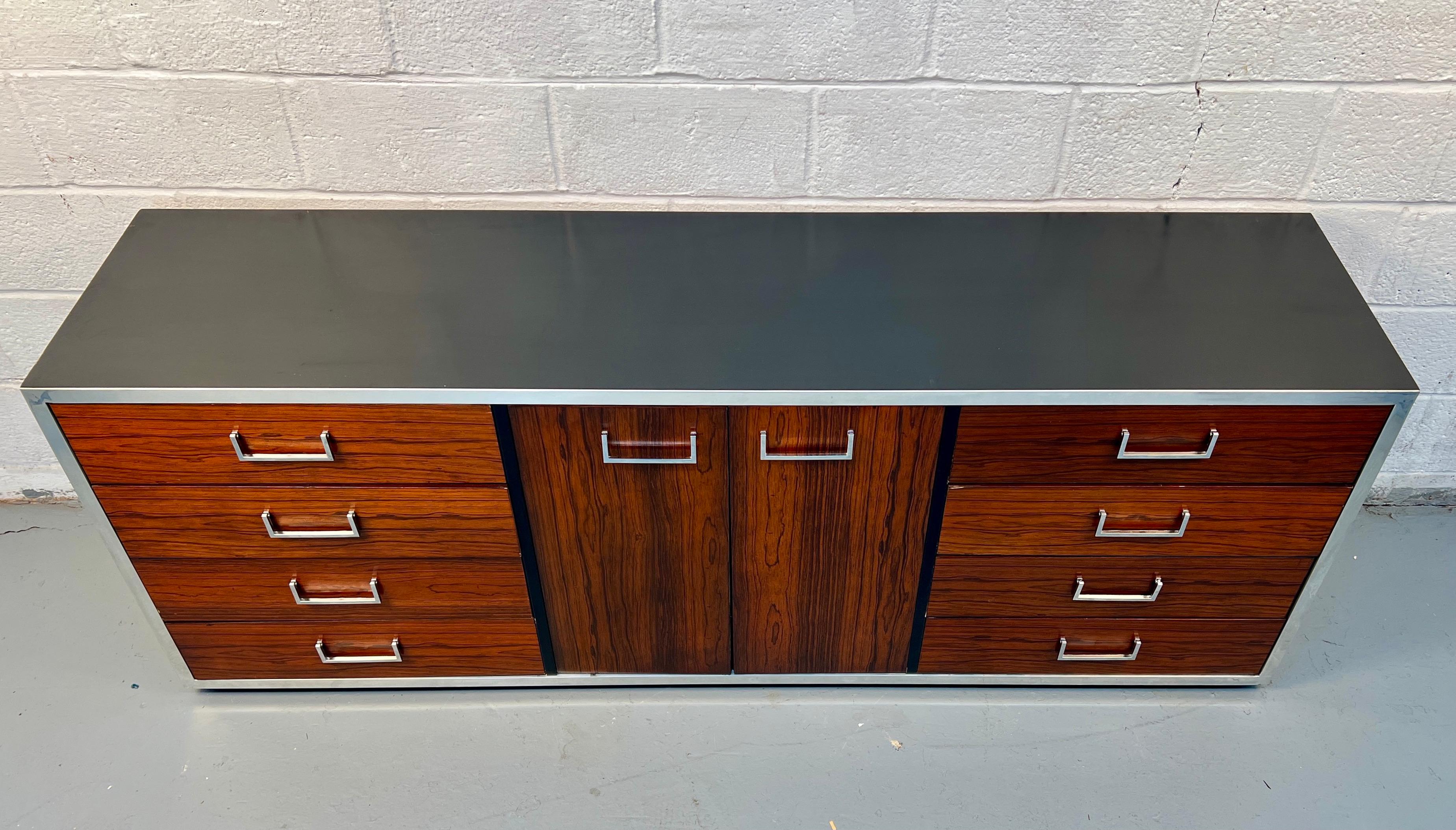 Mid-Century moderno Comò moderno di metà secolo in palissandro e cromo in vendita