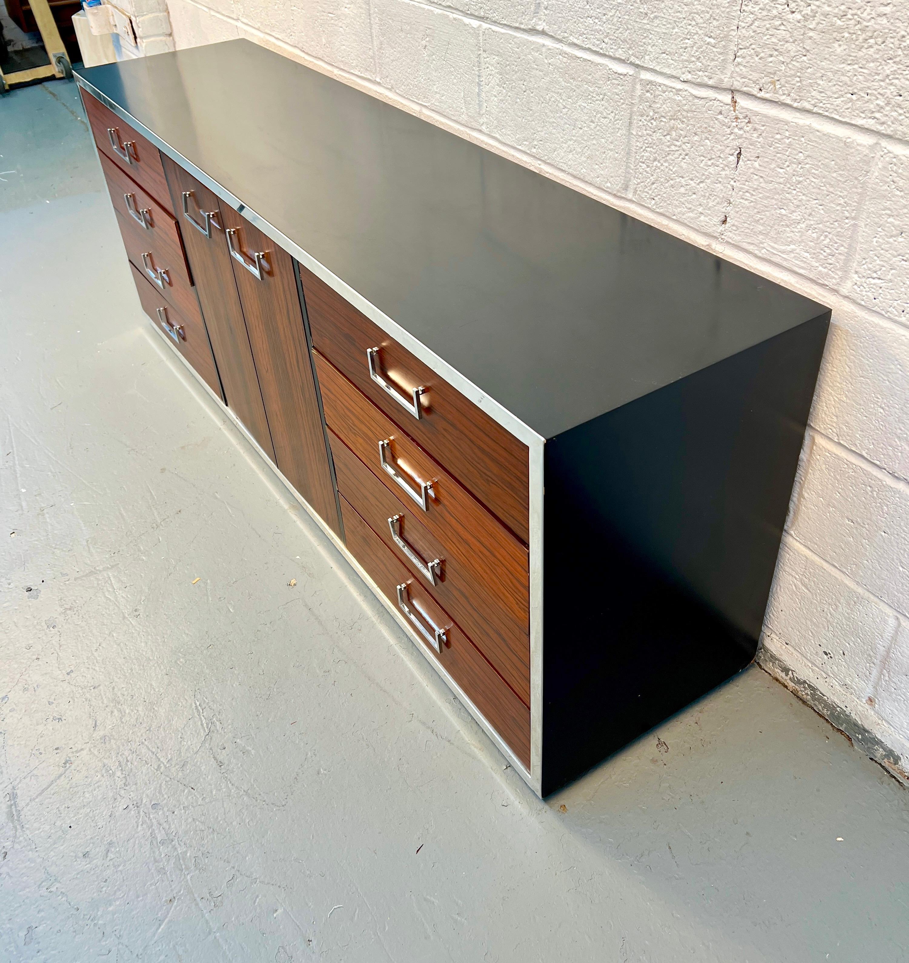Comò moderno di metà secolo in palissandro e cromo In condizioni buone in vendita a Brooklyn, NY
