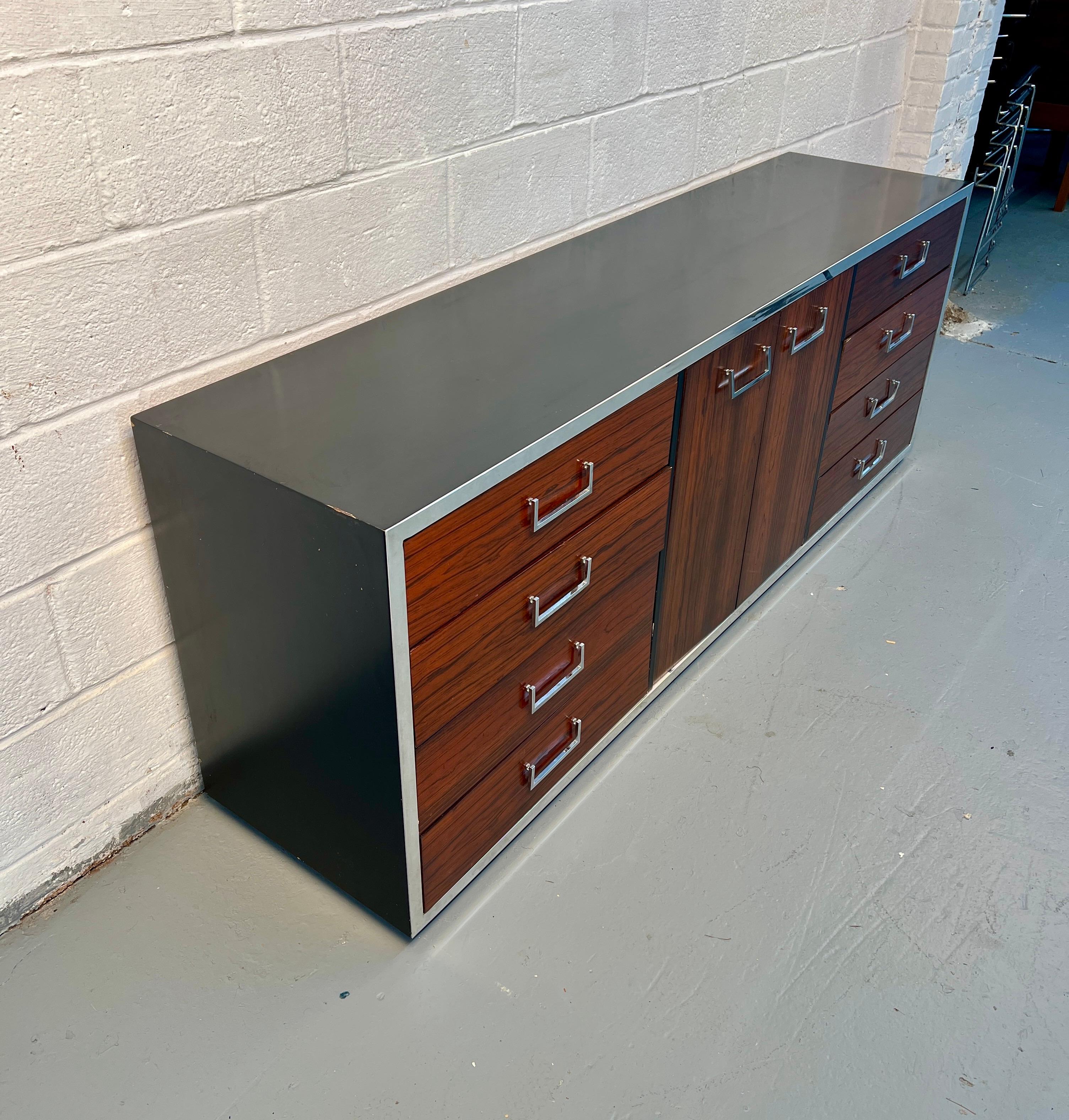 XX secolo Comò moderno di metà secolo in palissandro e cromo in vendita