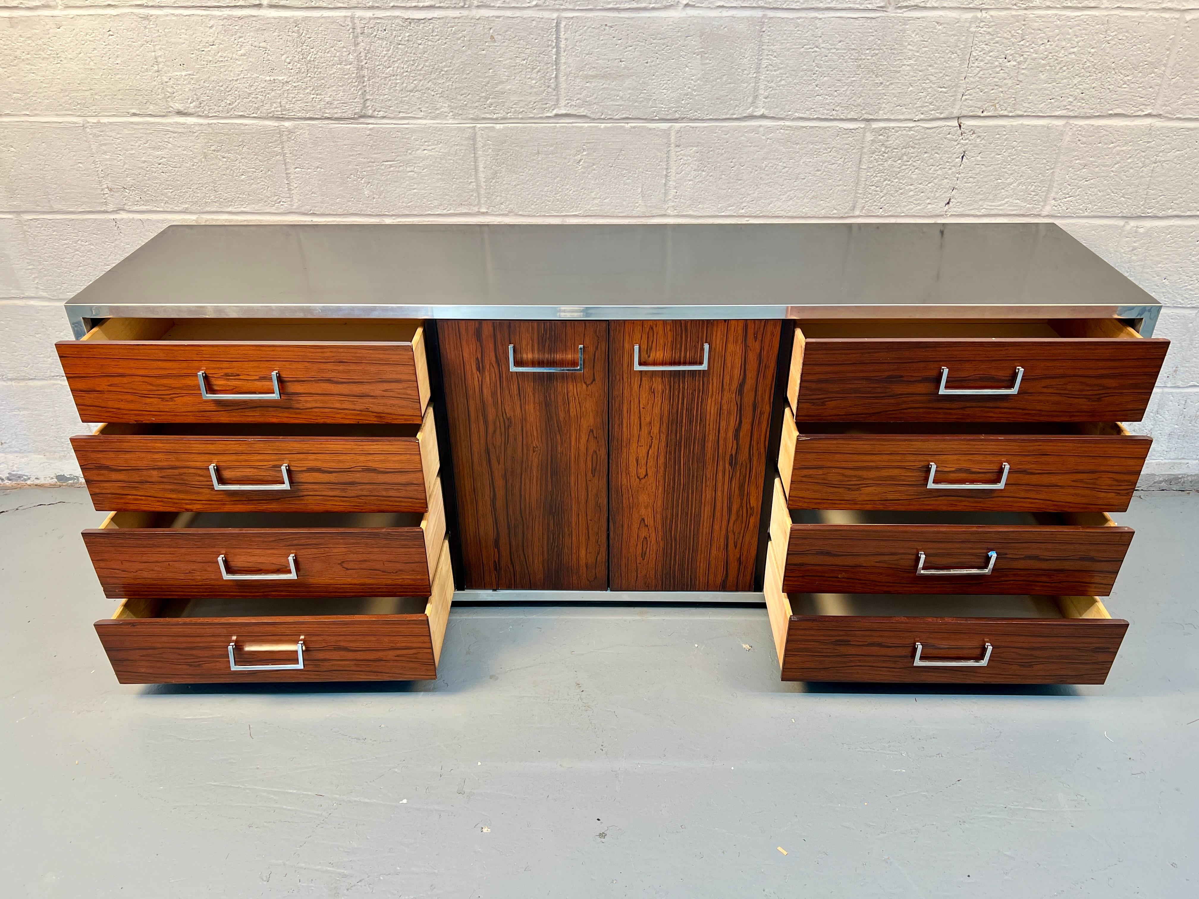 Cromo Comò moderno di metà secolo in palissandro e cromo in vendita