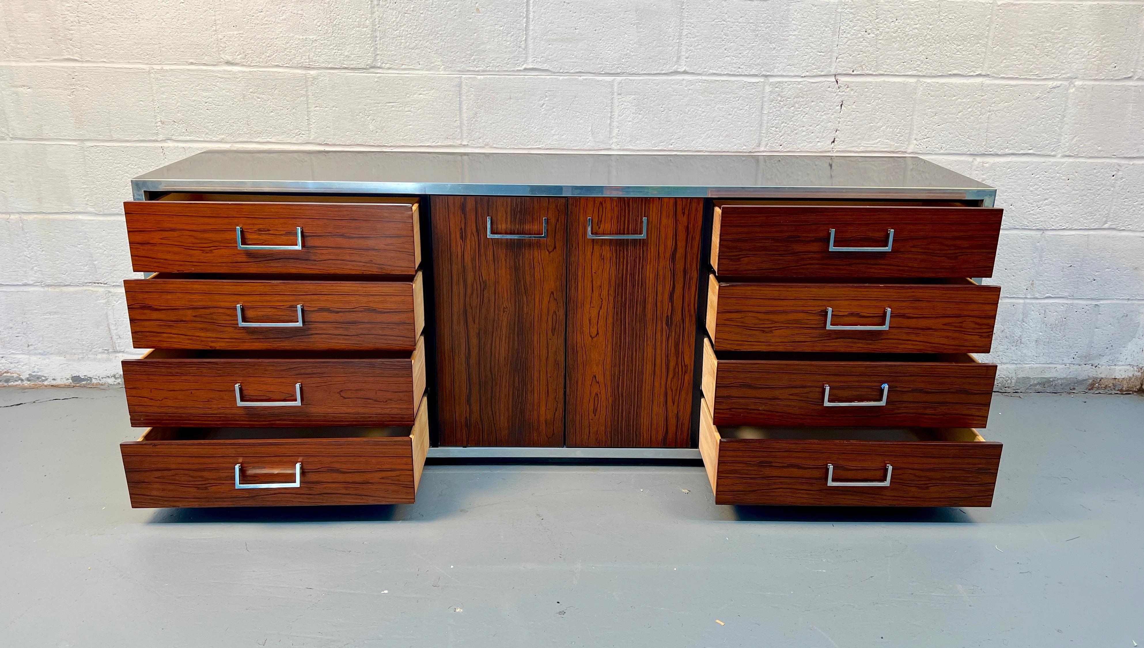 Comò moderno di metà secolo in palissandro e cromo in vendita 1