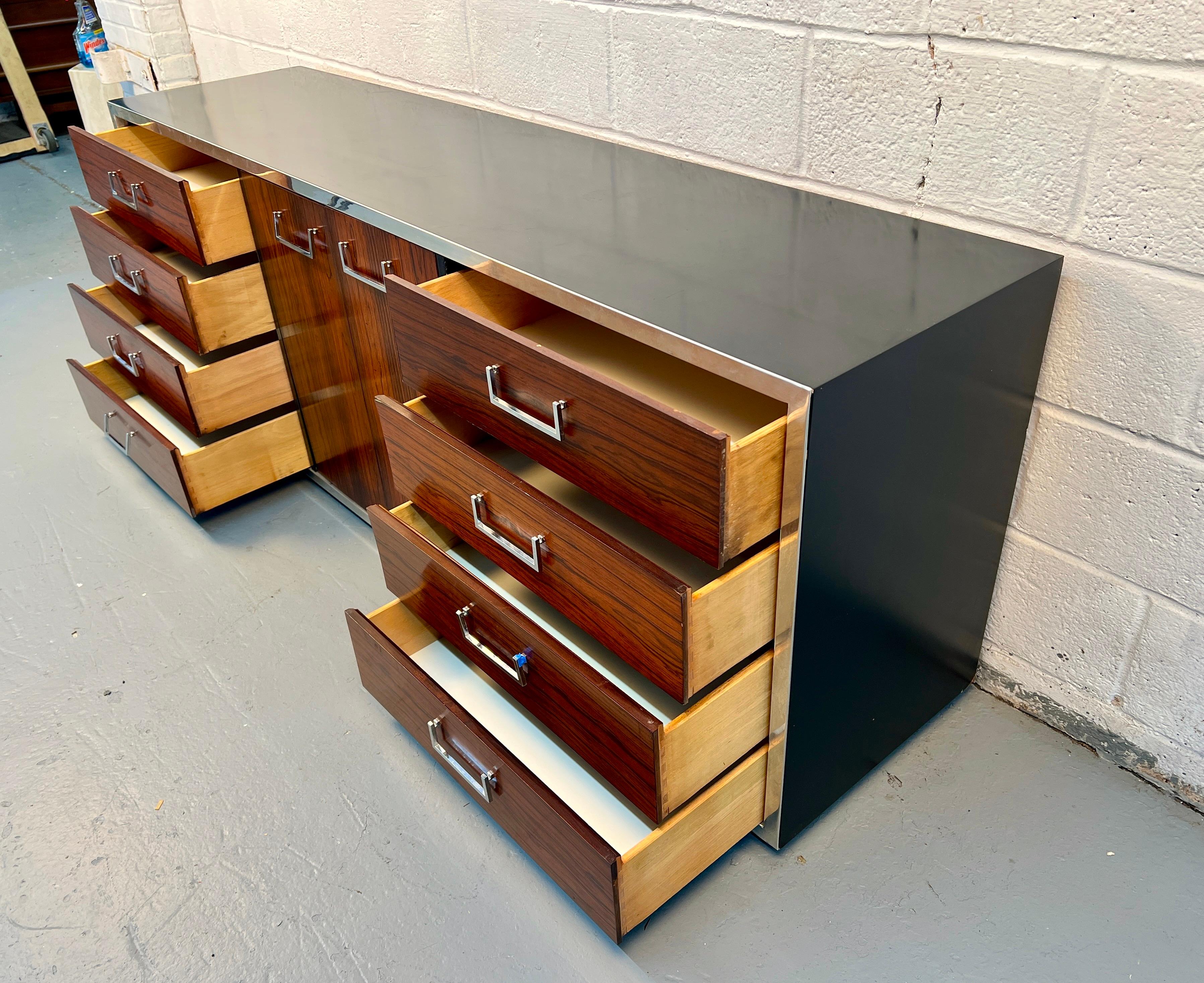 Comò moderno di metà secolo in palissandro e cromo in vendita 2