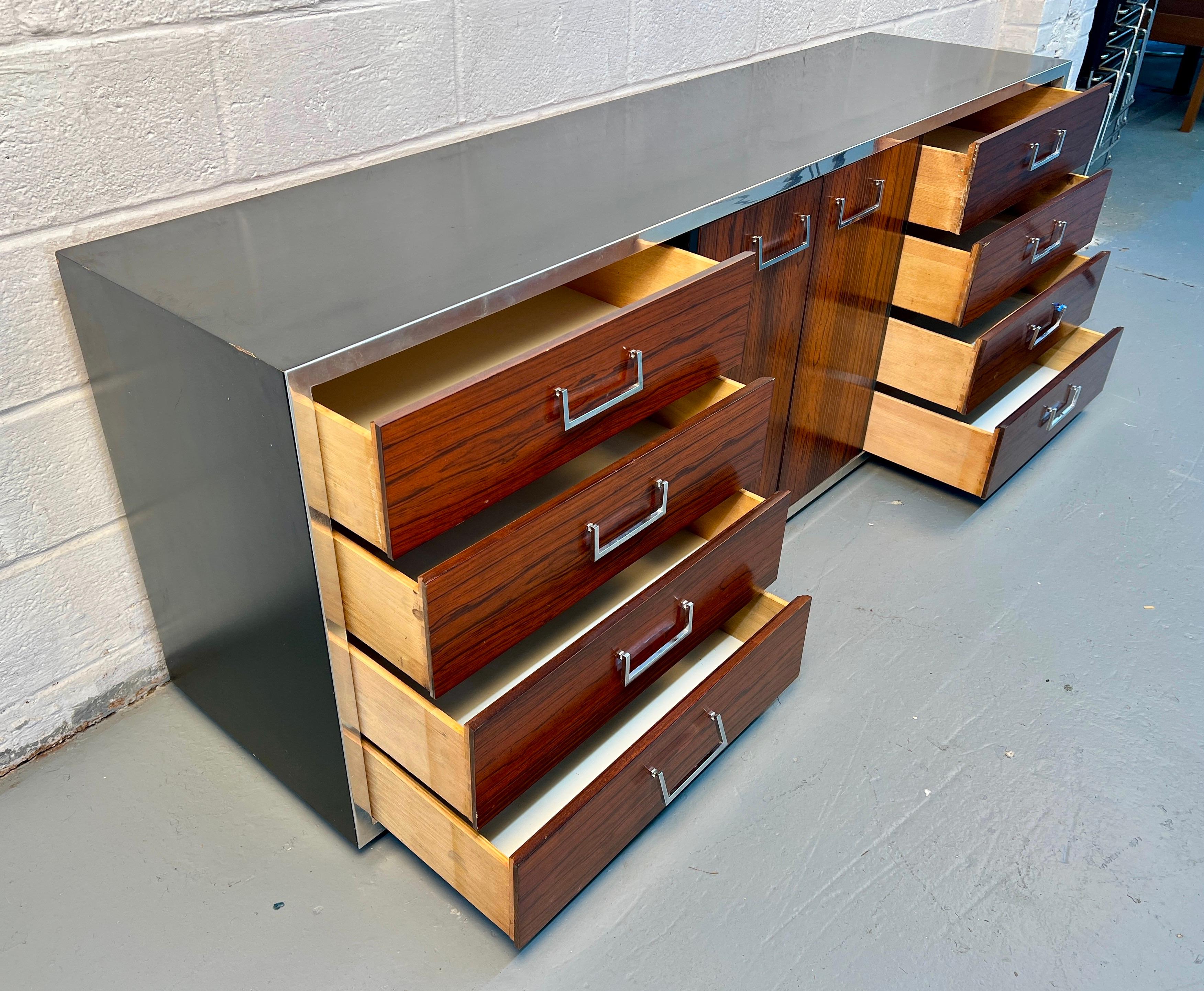 Comò moderno di metà secolo in palissandro e cromo in vendita 3