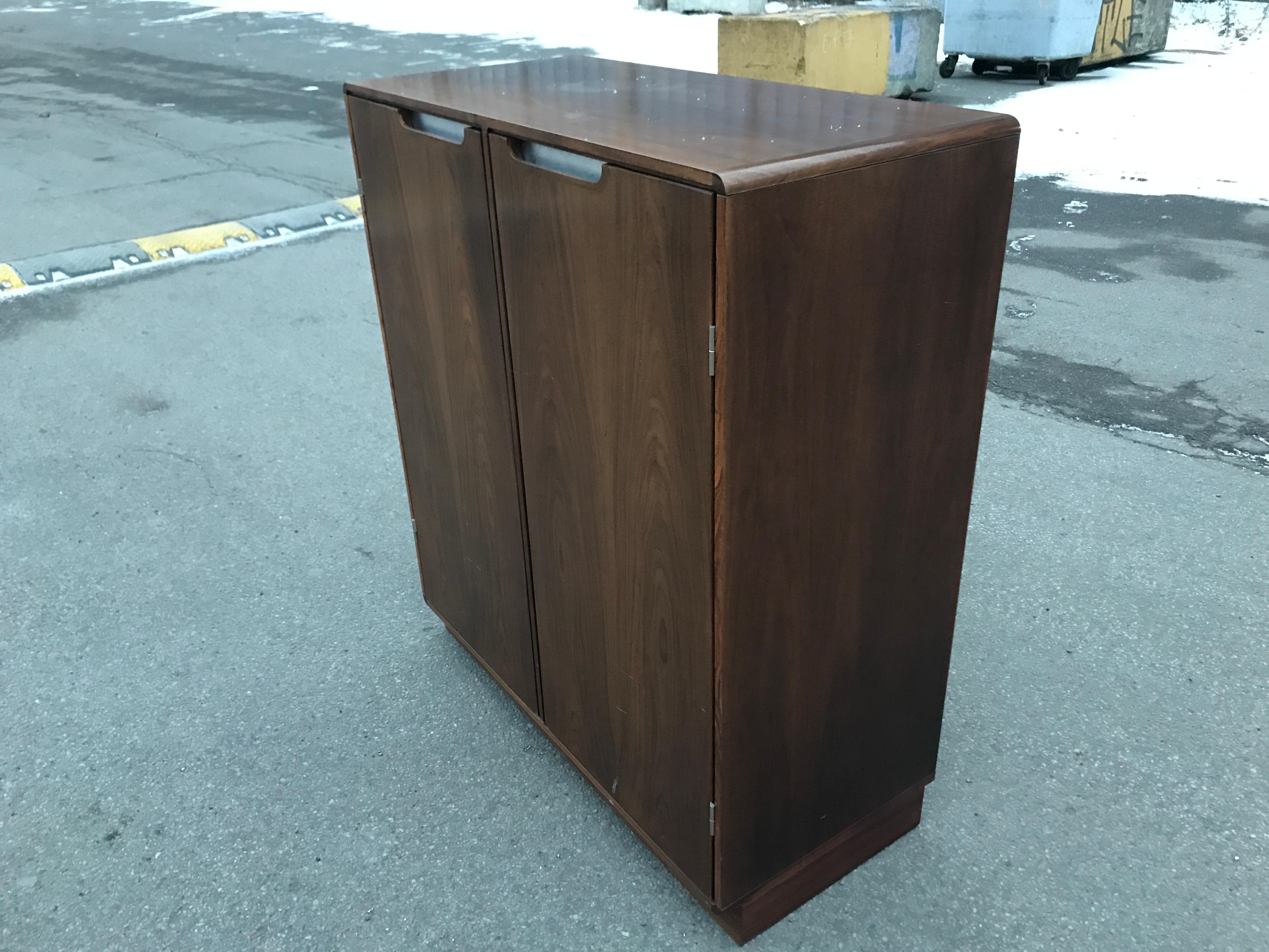 Beautiful rosewood cabinet with drawers and adjustable shelves. Designed by Posborg and Meyhoff for Sibast Møbler, Denmark, 1960s.