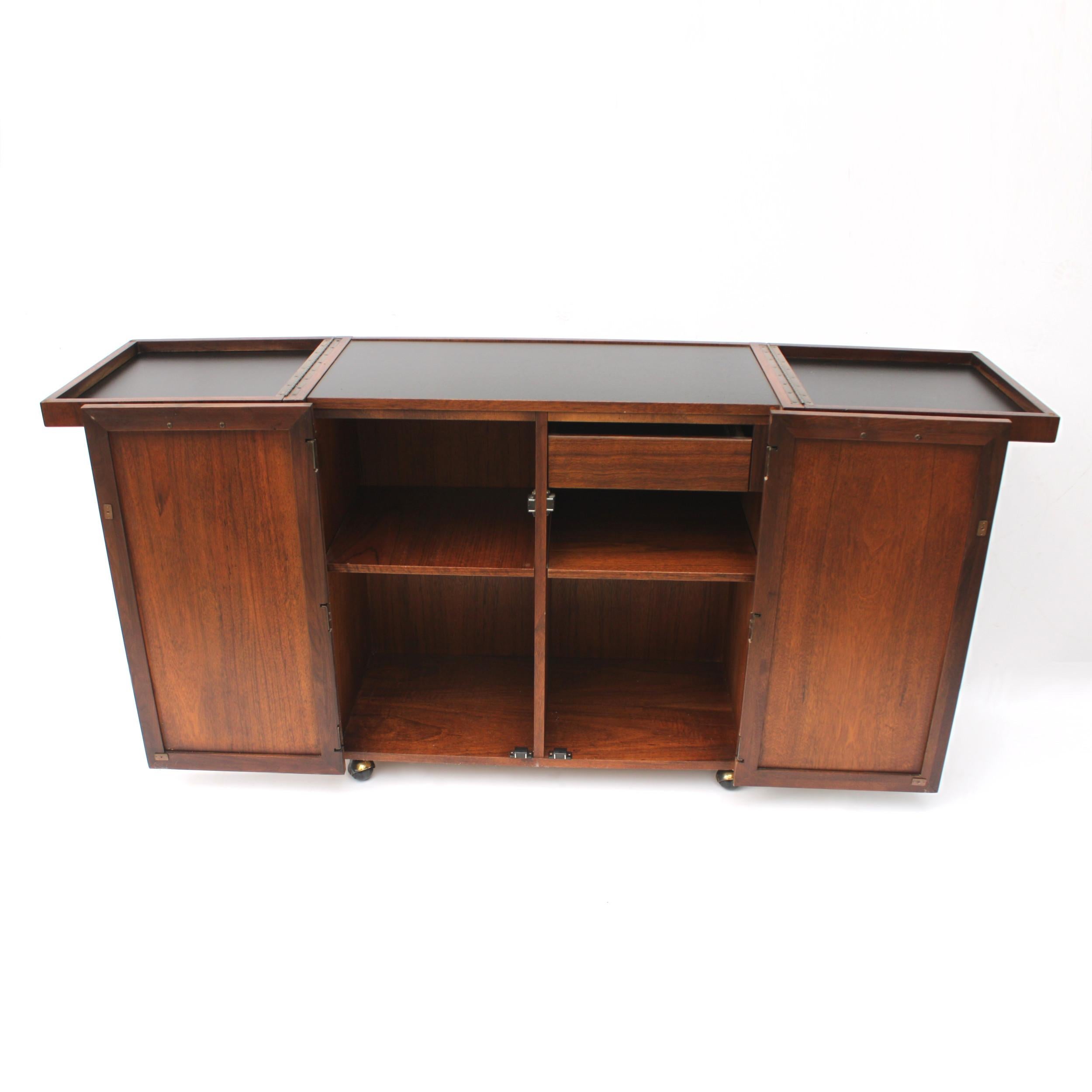 Mid-Century Modern Rosewood Bar Serving Cart by Jack Cartwright for Founders In Excellent Condition In Lafayette, IN