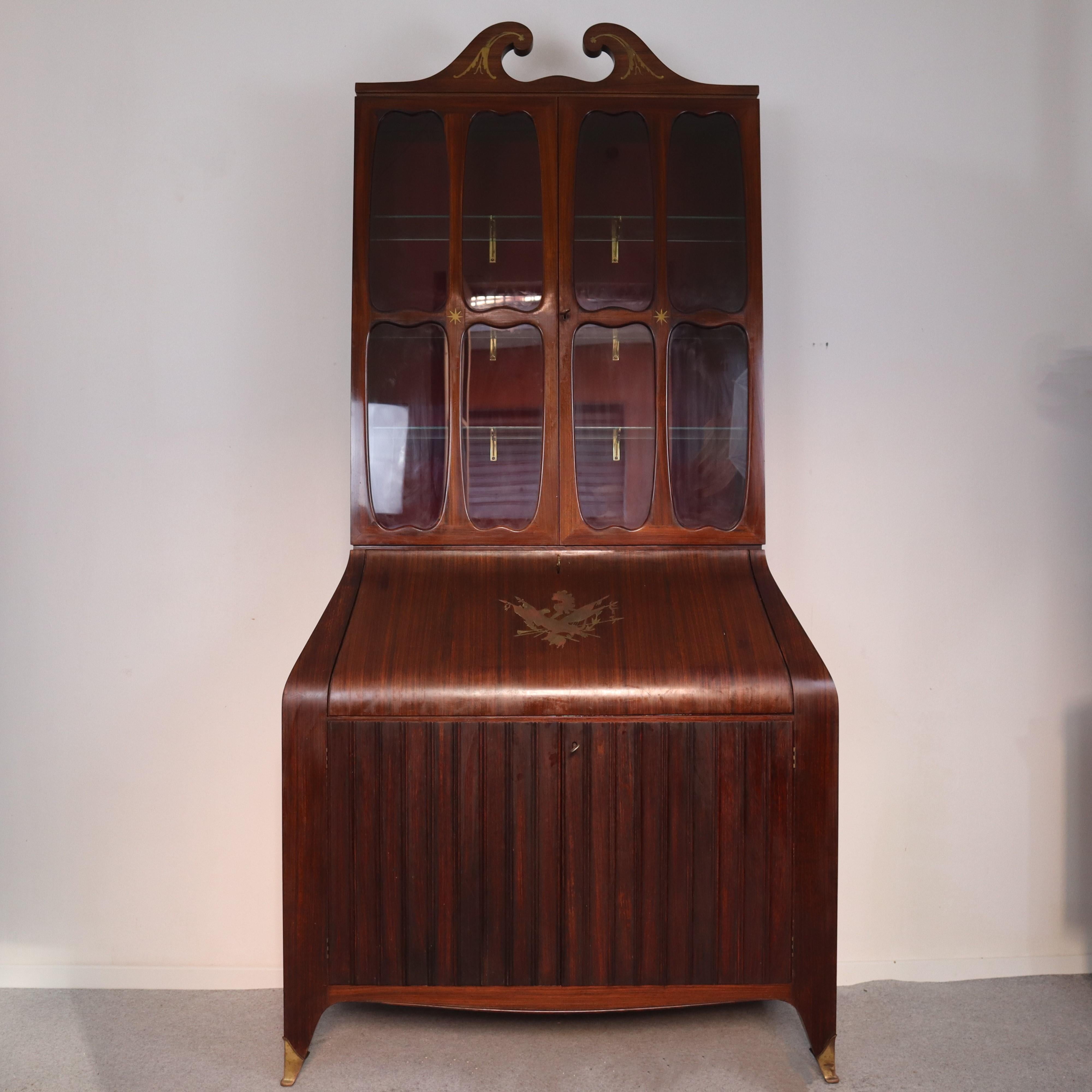 Modernes Rosenholz-Messingtrumeau aus der Mitte des Jahrhunderts, entworfen von Paolo Buffa, Italien, 1940er Jahre
Dieses seltene und exquisite Trumeau, das von dem bekannten italienischen Designer Paolo Buffa entworfen wurde, ist ein Meisterwerk