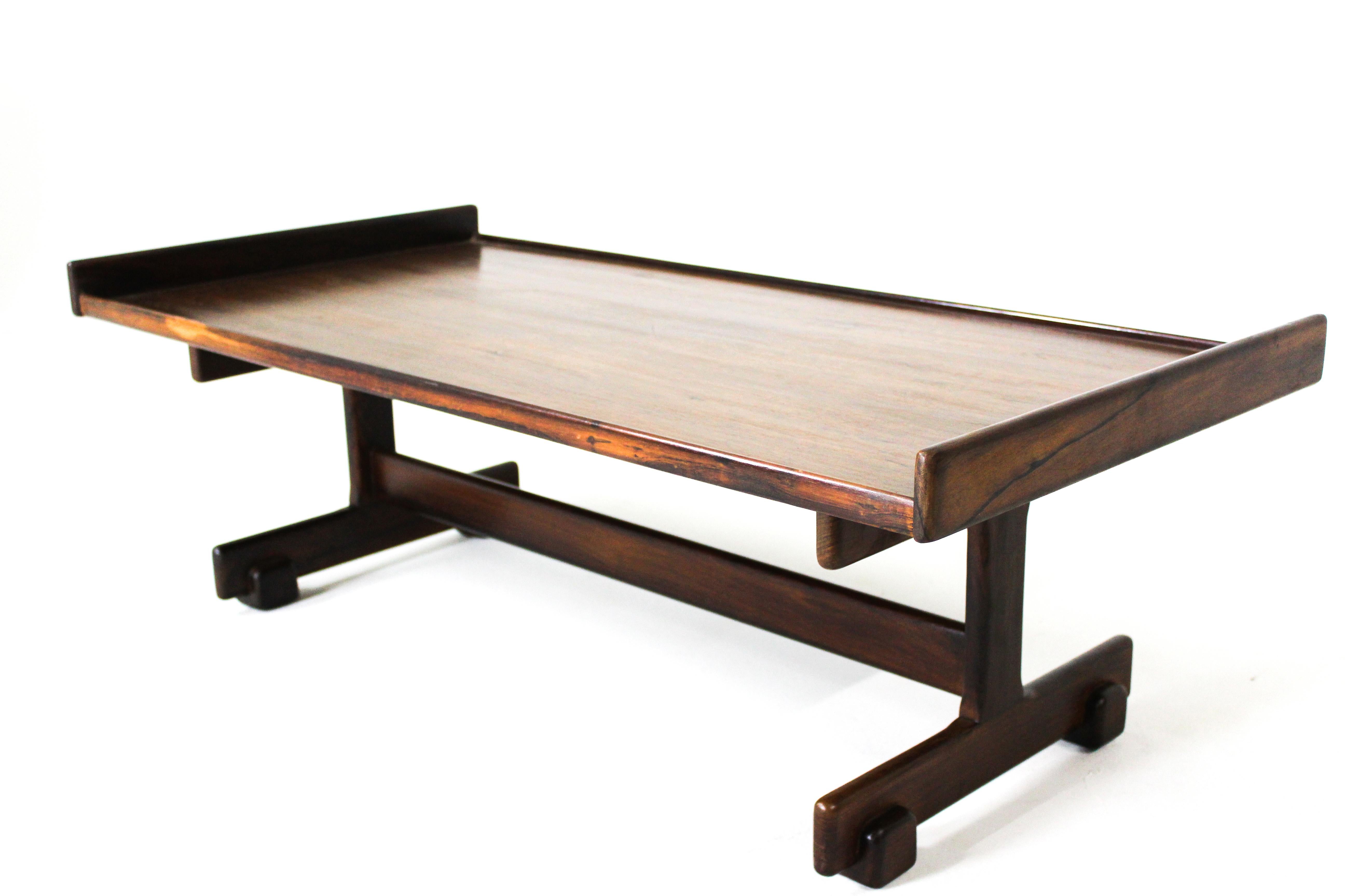 Placage Table centrale en bois moderne du milieu du siècle dernier de Sergio Rodrigues, Brésil, années 1960 en vente