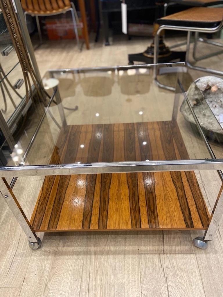 Centraméricain Table basse en bois de rose et chrome de style moderne du milieu du siècle par Howard Miller en vente
