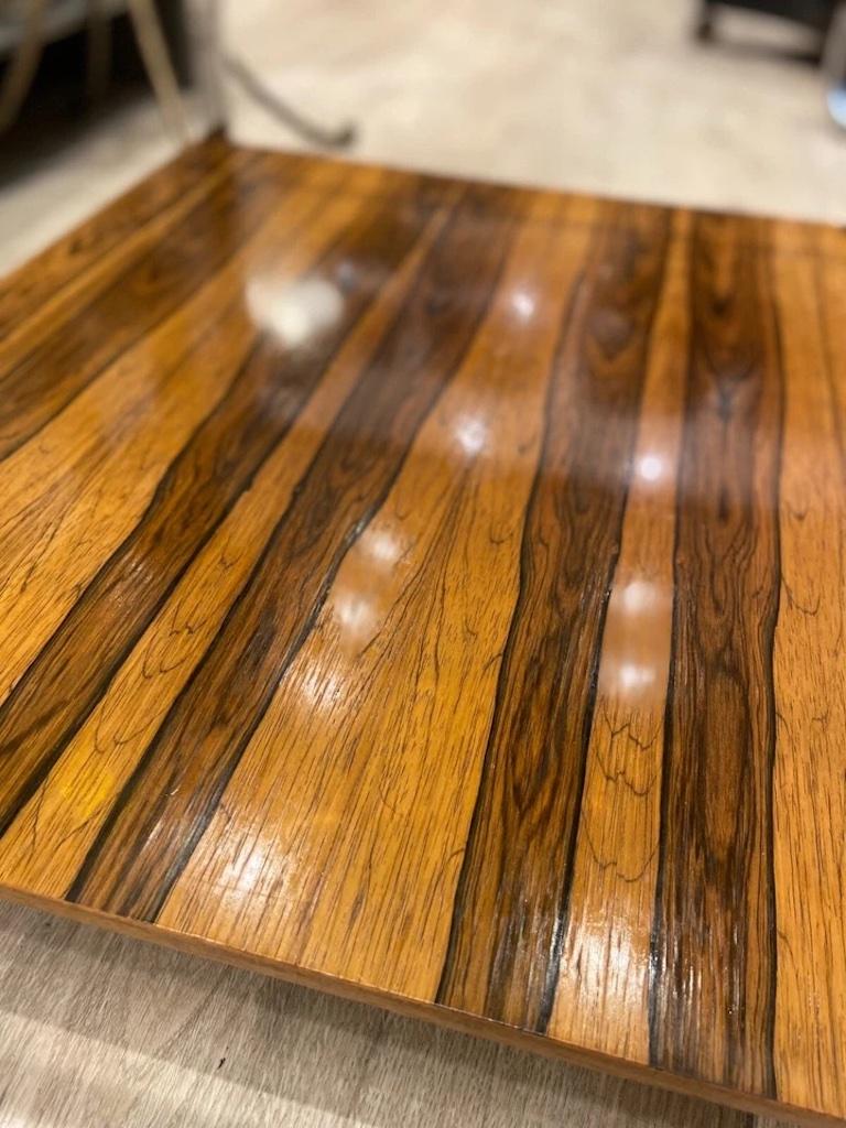 Table basse en bois de rose et chrome de style moderne du milieu du siècle par Howard Miller Bon état - En vente à London, GB