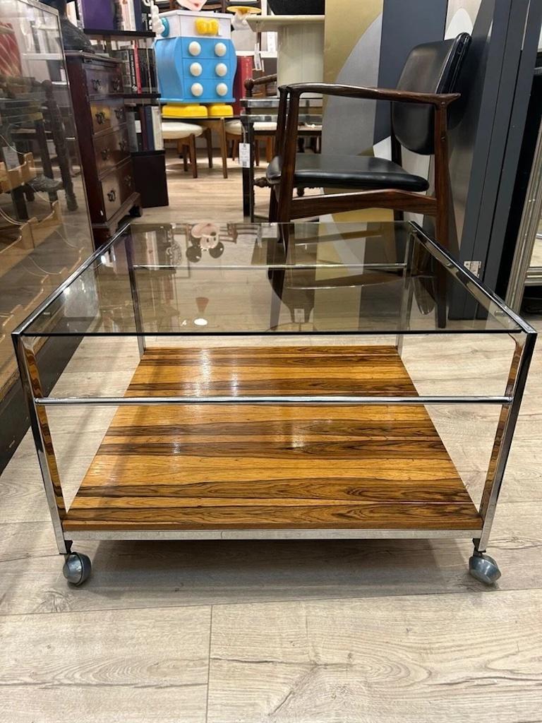 20ième siècle Table basse en bois de rose et chrome de style moderne du milieu du siècle par Howard Miller en vente