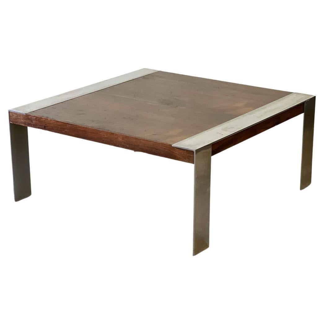 Table basse carrée en bois de rose et chrome plat. Dans le style du designer Leon Rosen / Collectional. Très belle construction de haute qualité. Magnifique grain de bois de rose sur tout le pourtour. situé à Brooklyn NYC.

Dimensions : 16