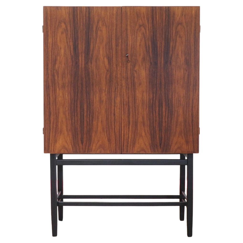 Mejora tu hogar con este impresionante mueble de cóctel del fabricante de muebles danés Förenade Möbler Linköping. Adaptado para contener tanto botellas como vasos, su elegante diseño es perfecto para el entretenimiento. Una exquisita pieza de