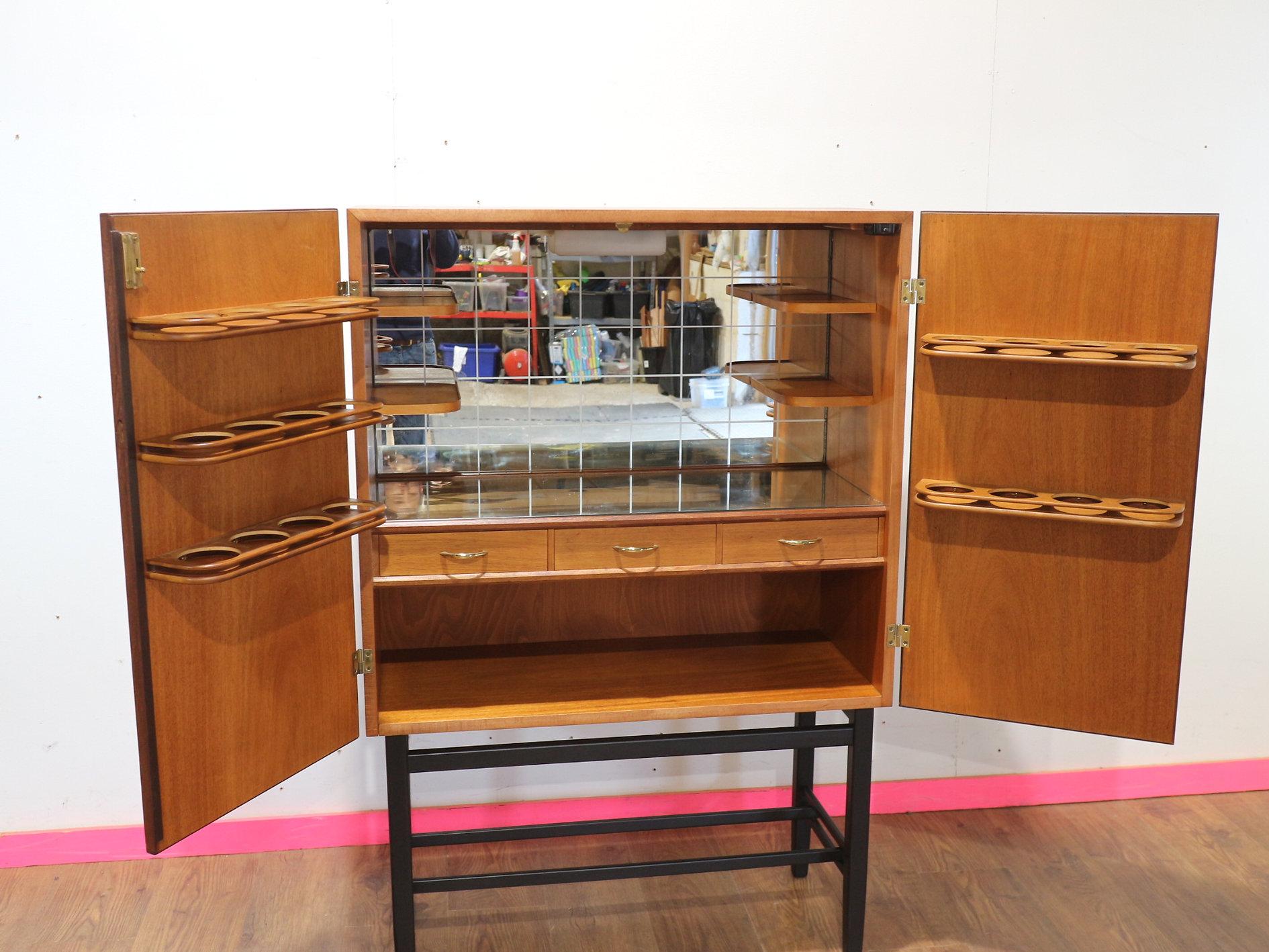 Mueble bar de palisandro moderno de mediados de siglo de Förenade Möbler Linköping en Bueno estado para la venta en Los Angeles, CA
