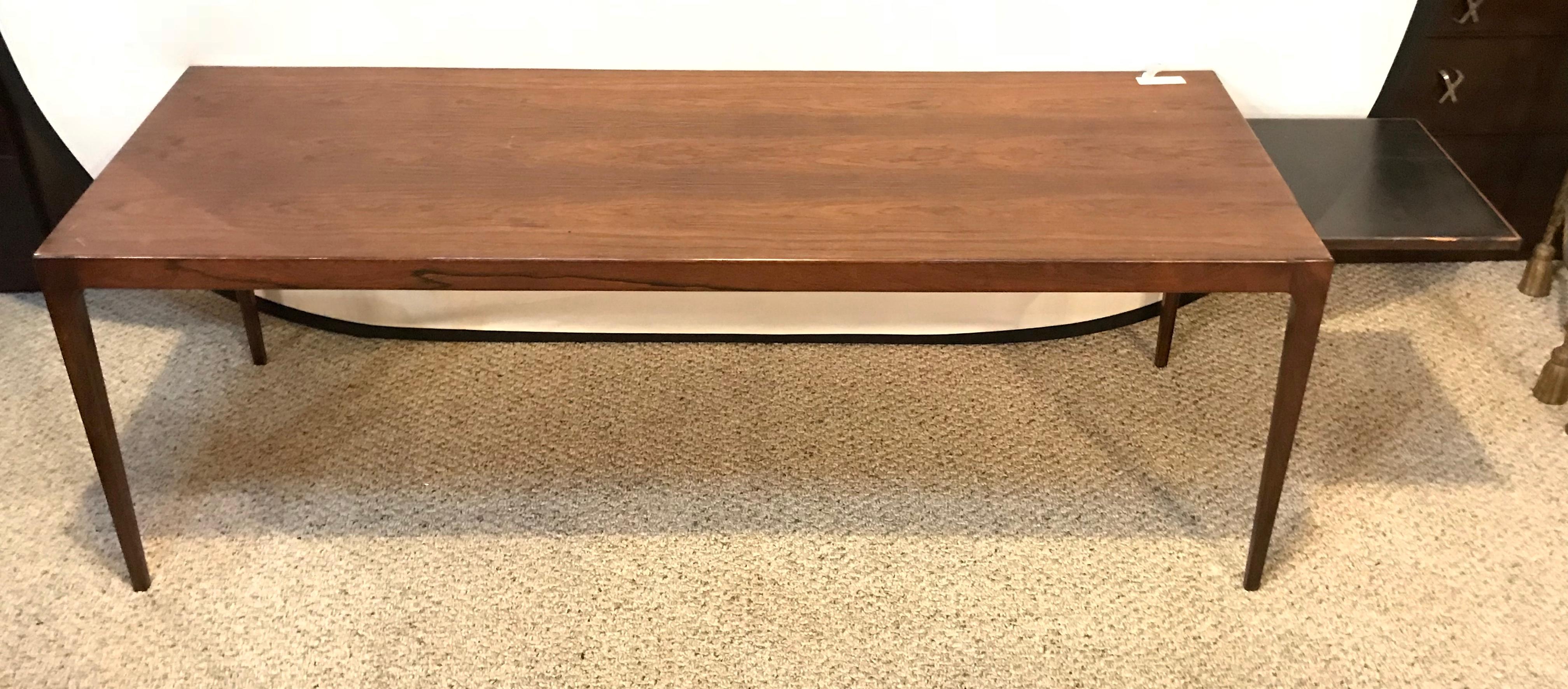 Mid-Century Modern rosewood coffee table with pullout / pull-out sides. This finely polished coffee table is strong and sturdy having pullout / pull-out trays of rosewood and ebony design on both ends. This sleek and stylish coffee low table is a