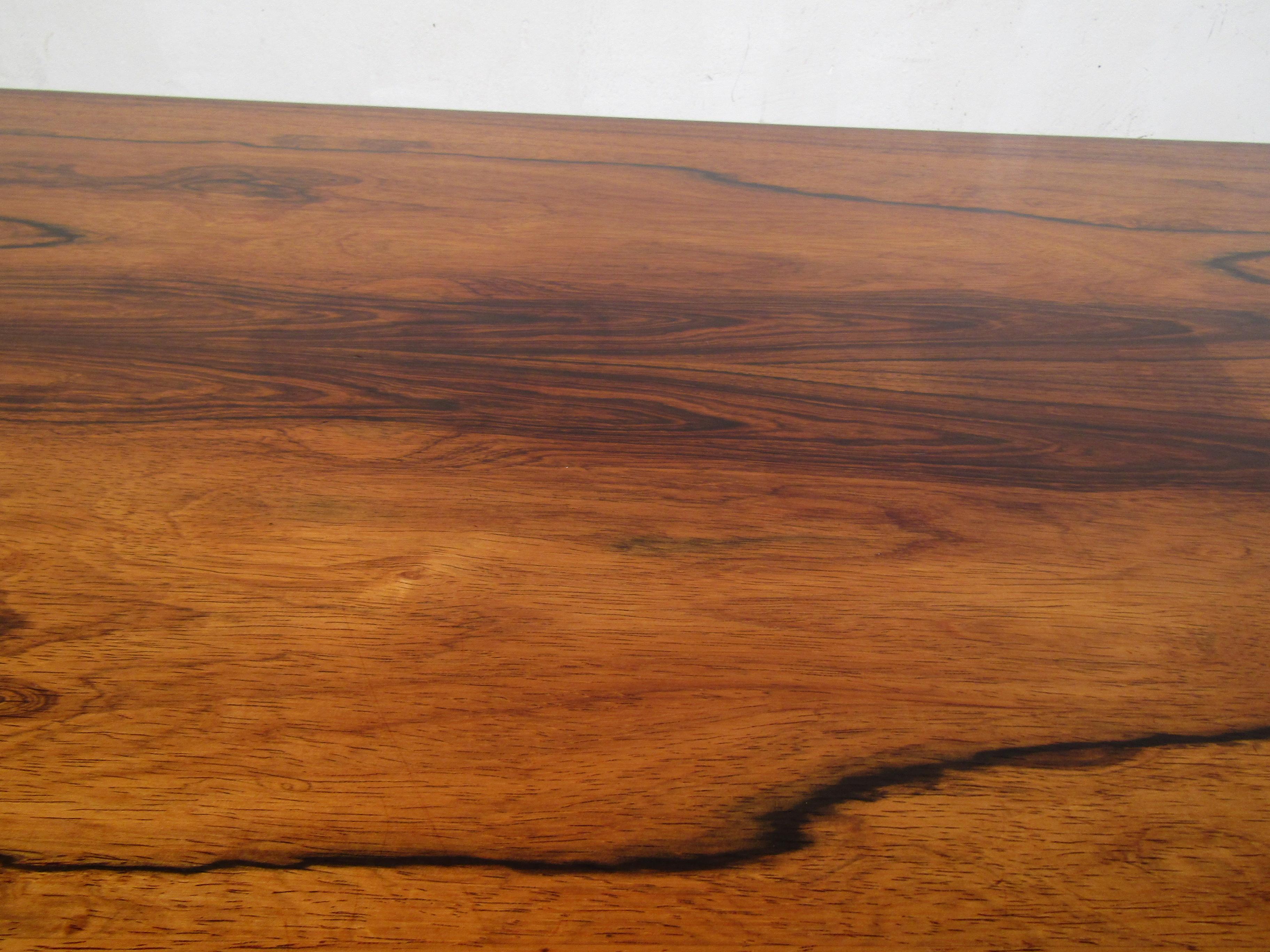 Mid-Century Modern Rosewood Coffee Table For Sale 2