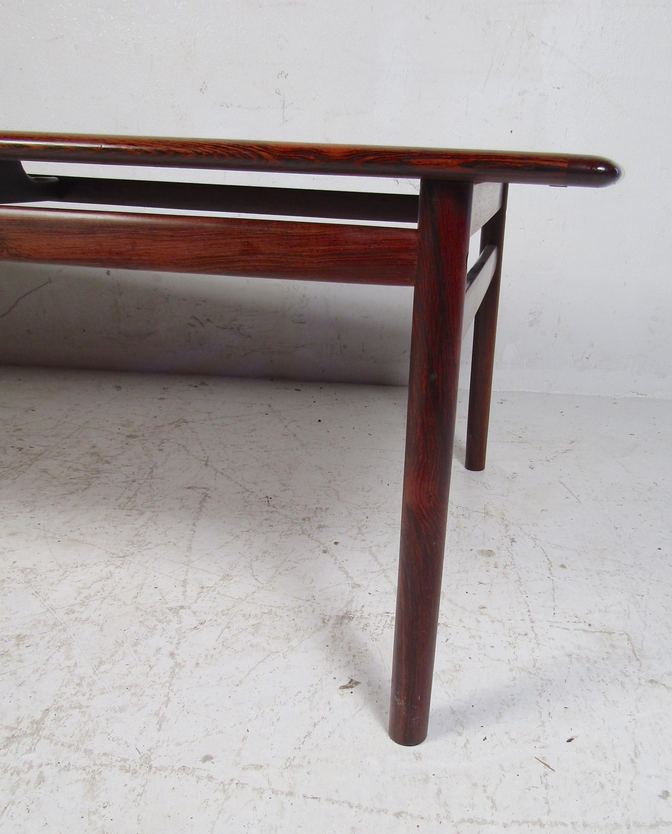 Mid-Century Modern Rosewood Coffee Table For Sale 3