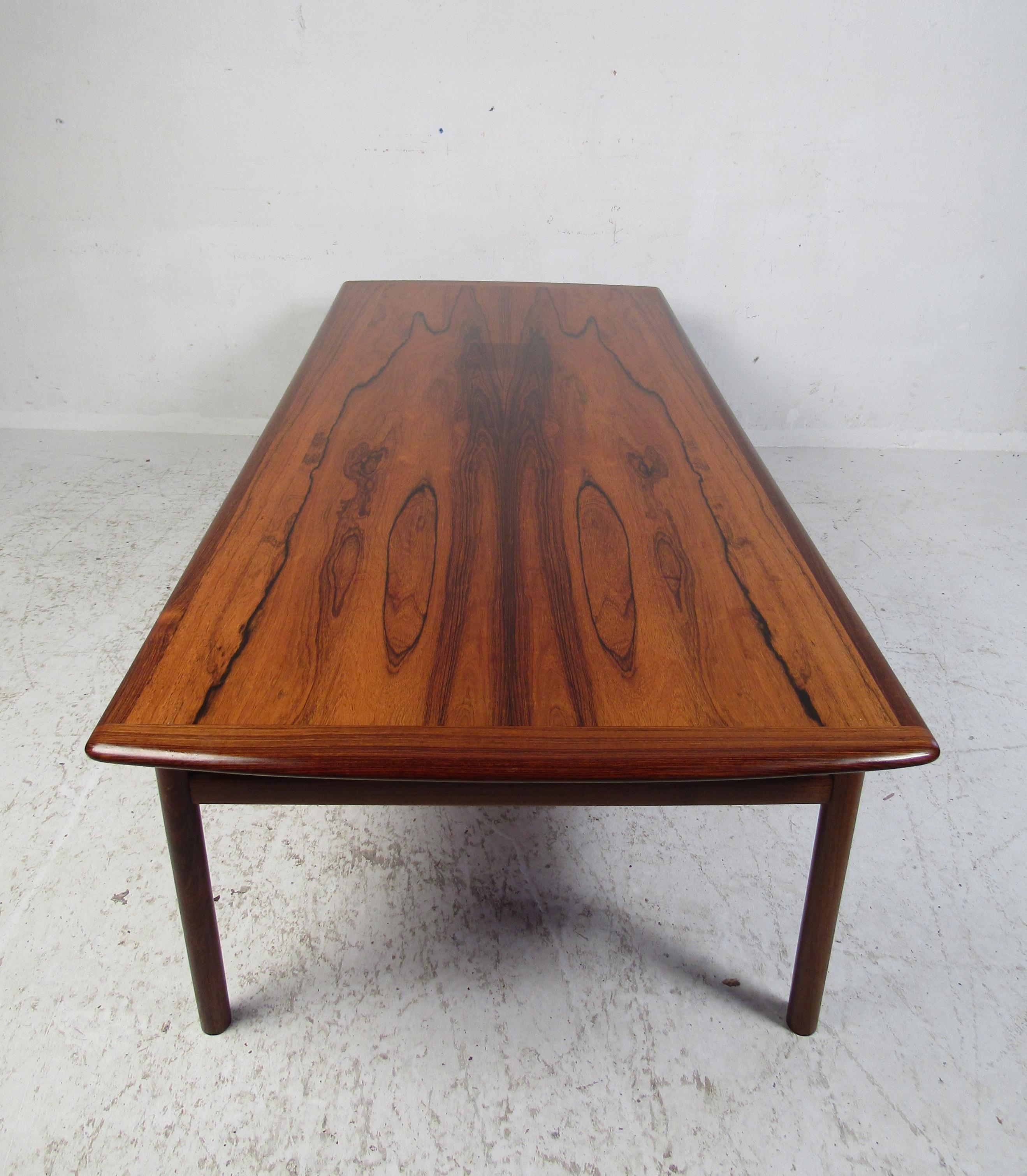 Table basse en bois de rose moderne du milieu du siècle dernier Bon état - En vente à Brooklyn, NY