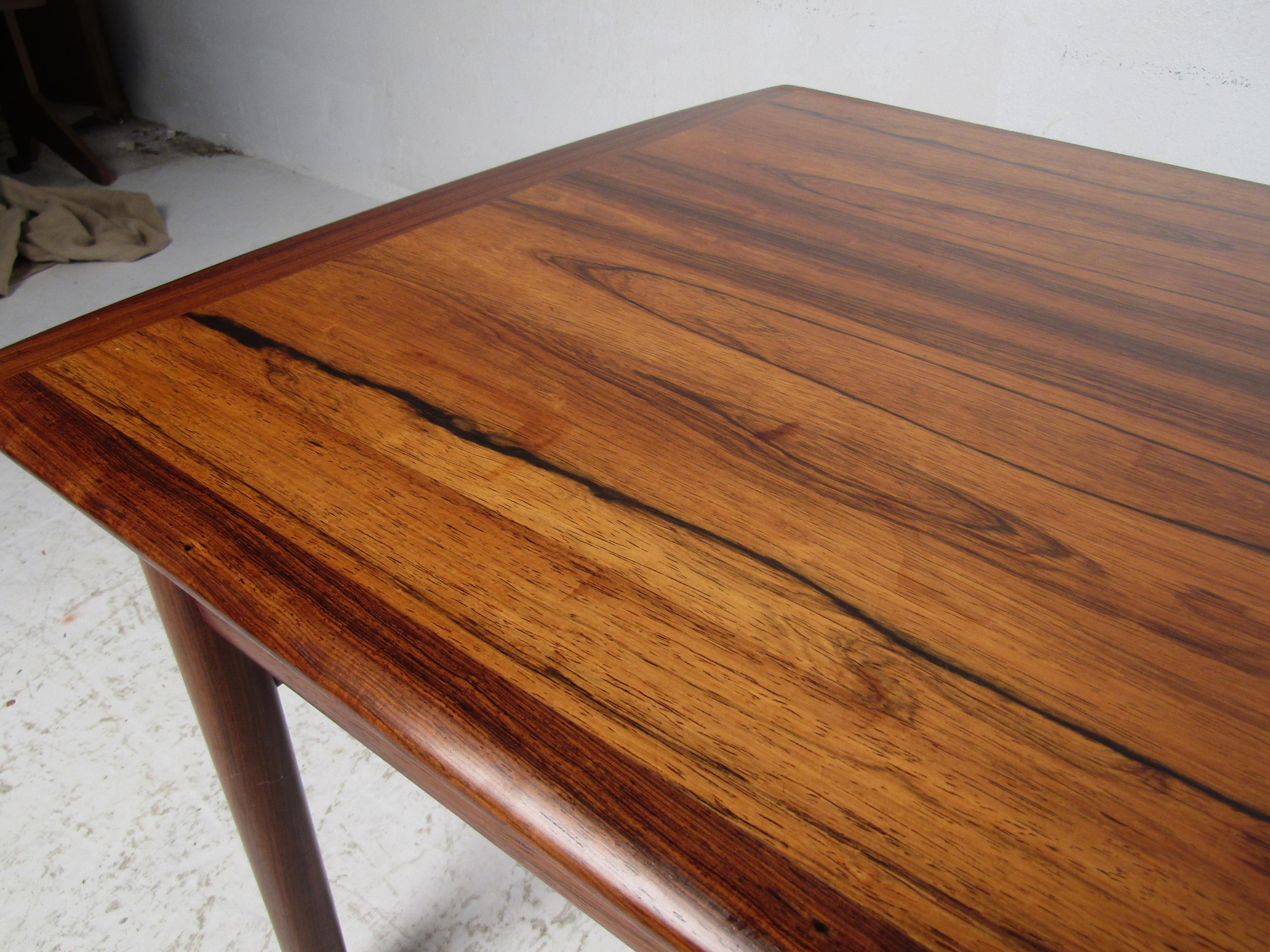 Mid-Century Modern Rosewood Coffee Table For Sale 1